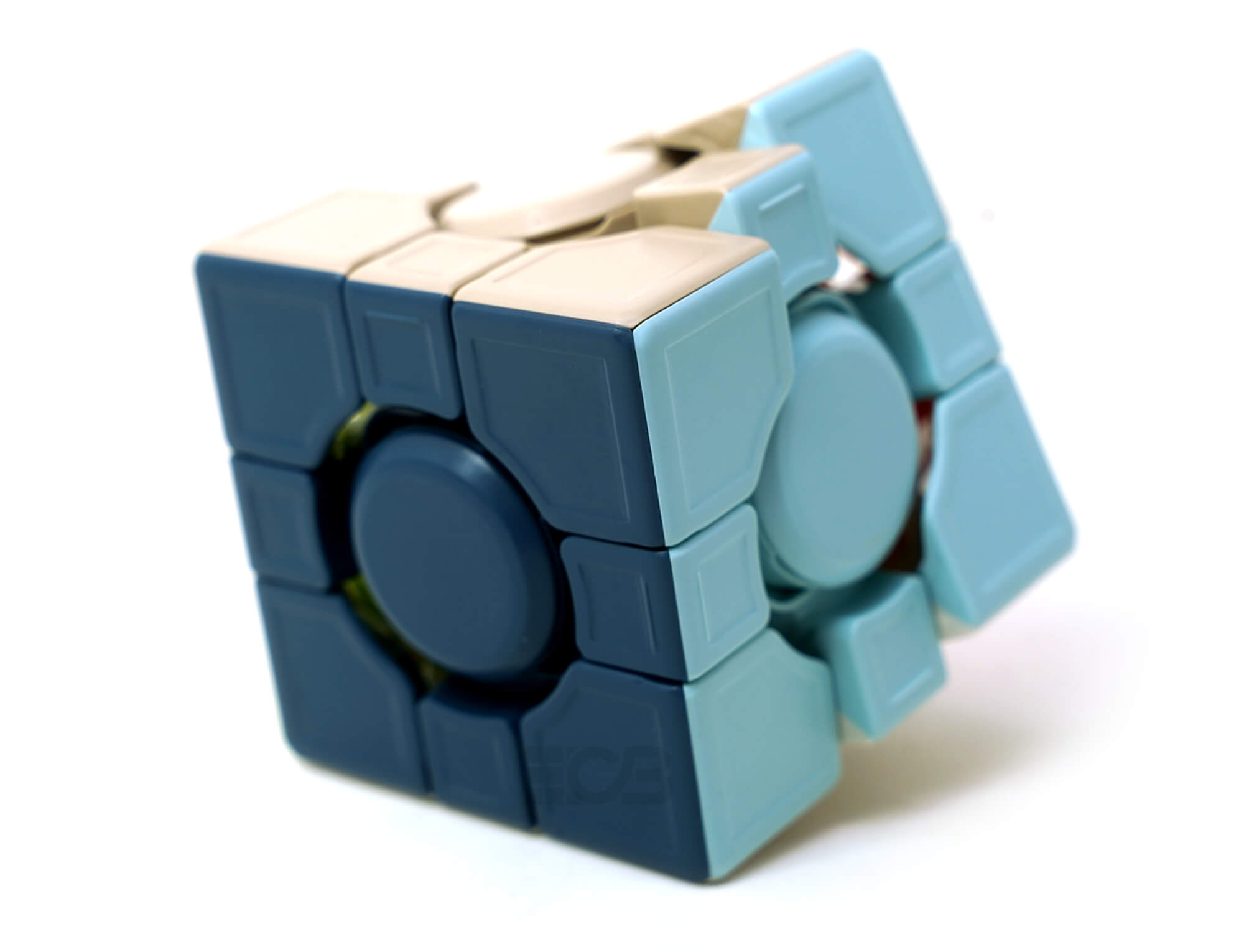 Cubo Mágico YJ QianJi 3x3 stickerless — detalhe das peças coloridas sem adesivos e acabamento limpo