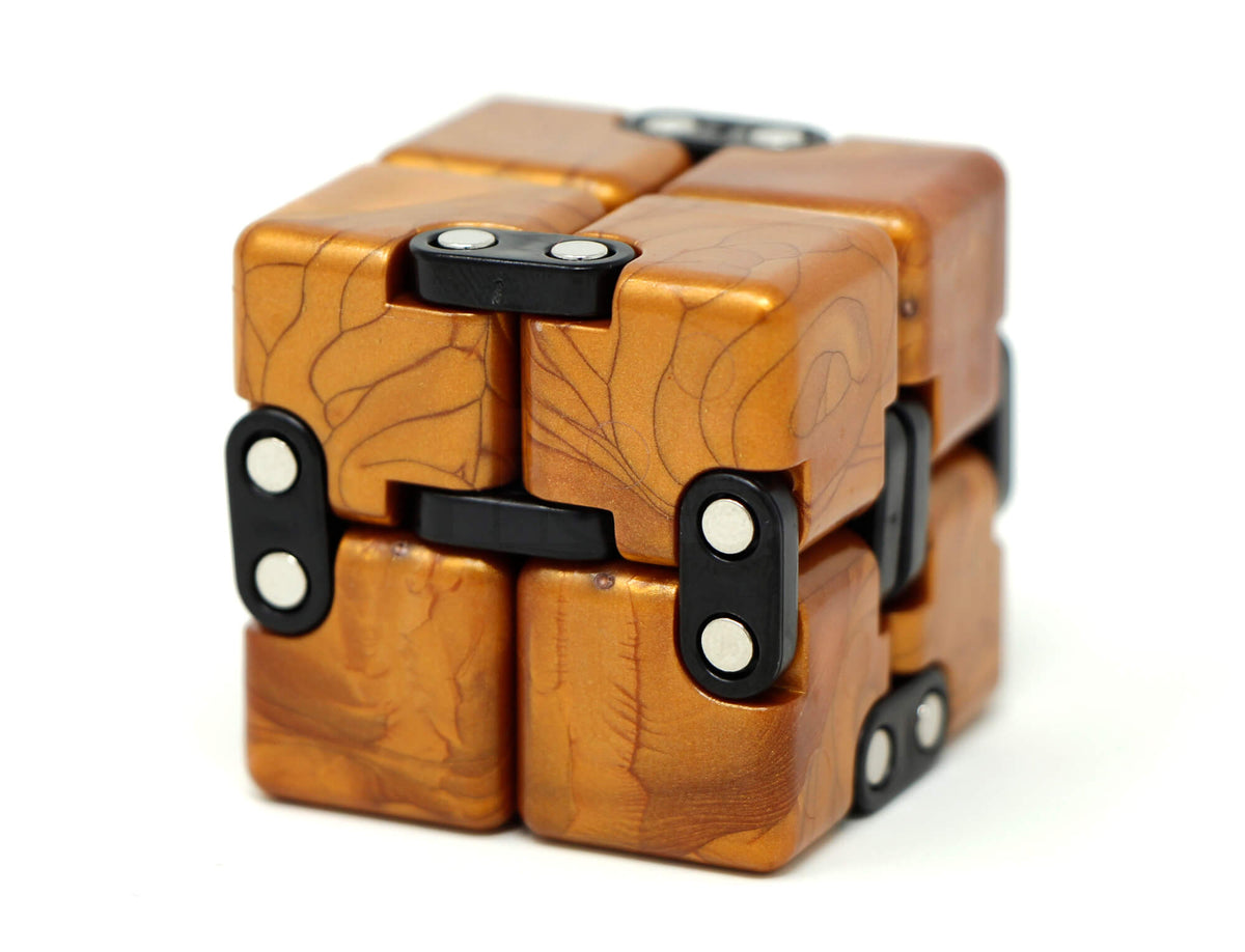 Cubo Infinito Dourado QiYi fechado, com desenhos e articulações pretas