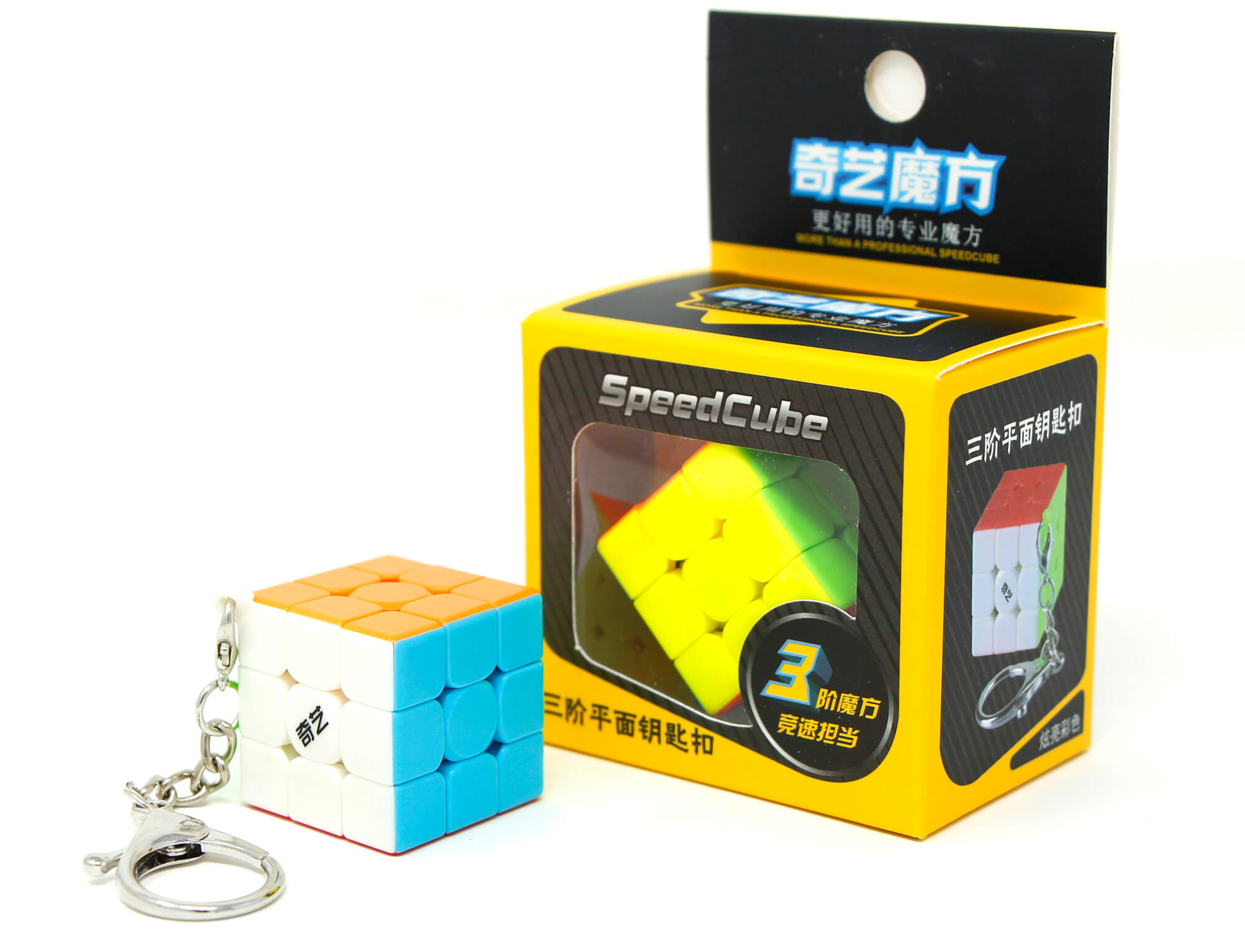 Cubo Mágico chaveiro QiYi 3x3 em perspectiva mostrando as peças coloridas