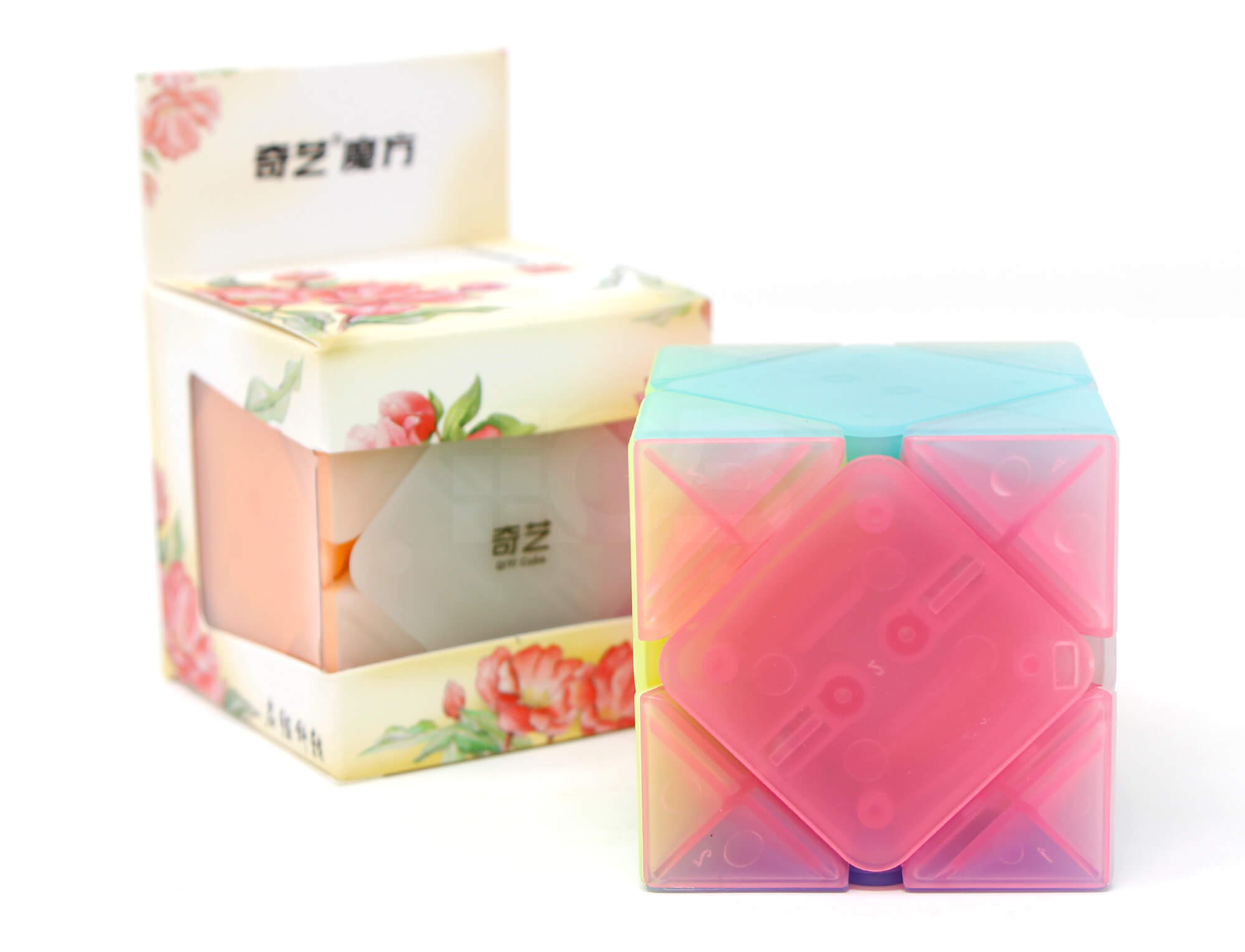Skewb QiCheng A Jelly QiYi em ângulo superior mostrando as seis faces coloridas
