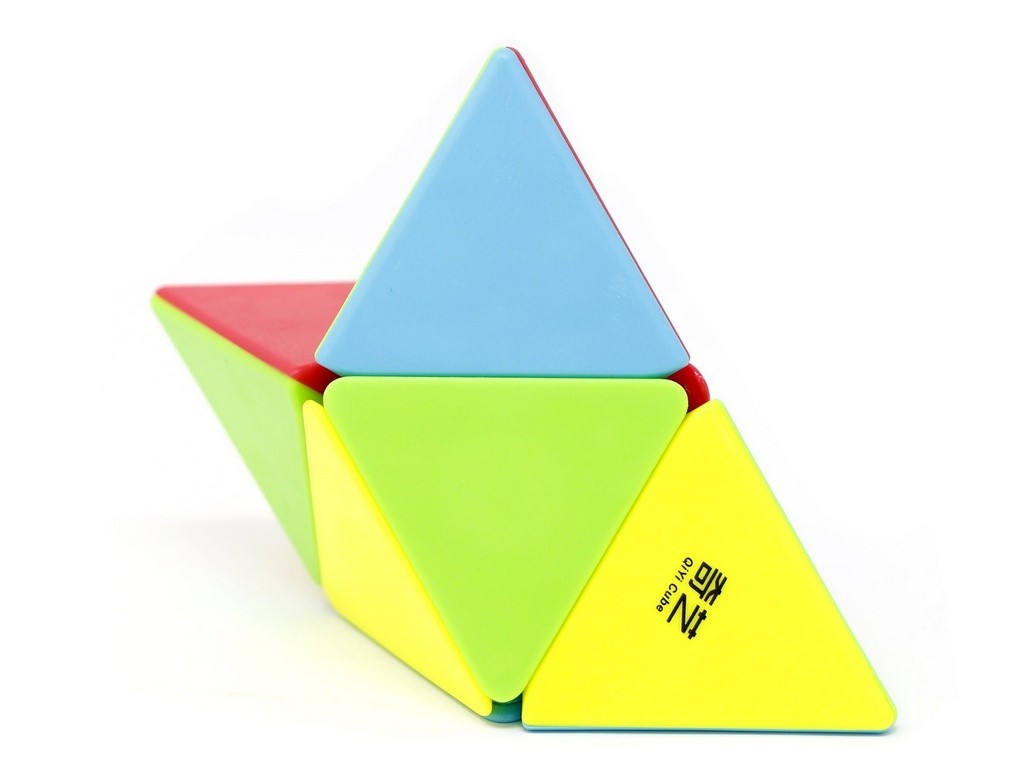 Pyraminx QiYi em ângulo lateral evidenciando o formato triangular e o acabamento stickerless