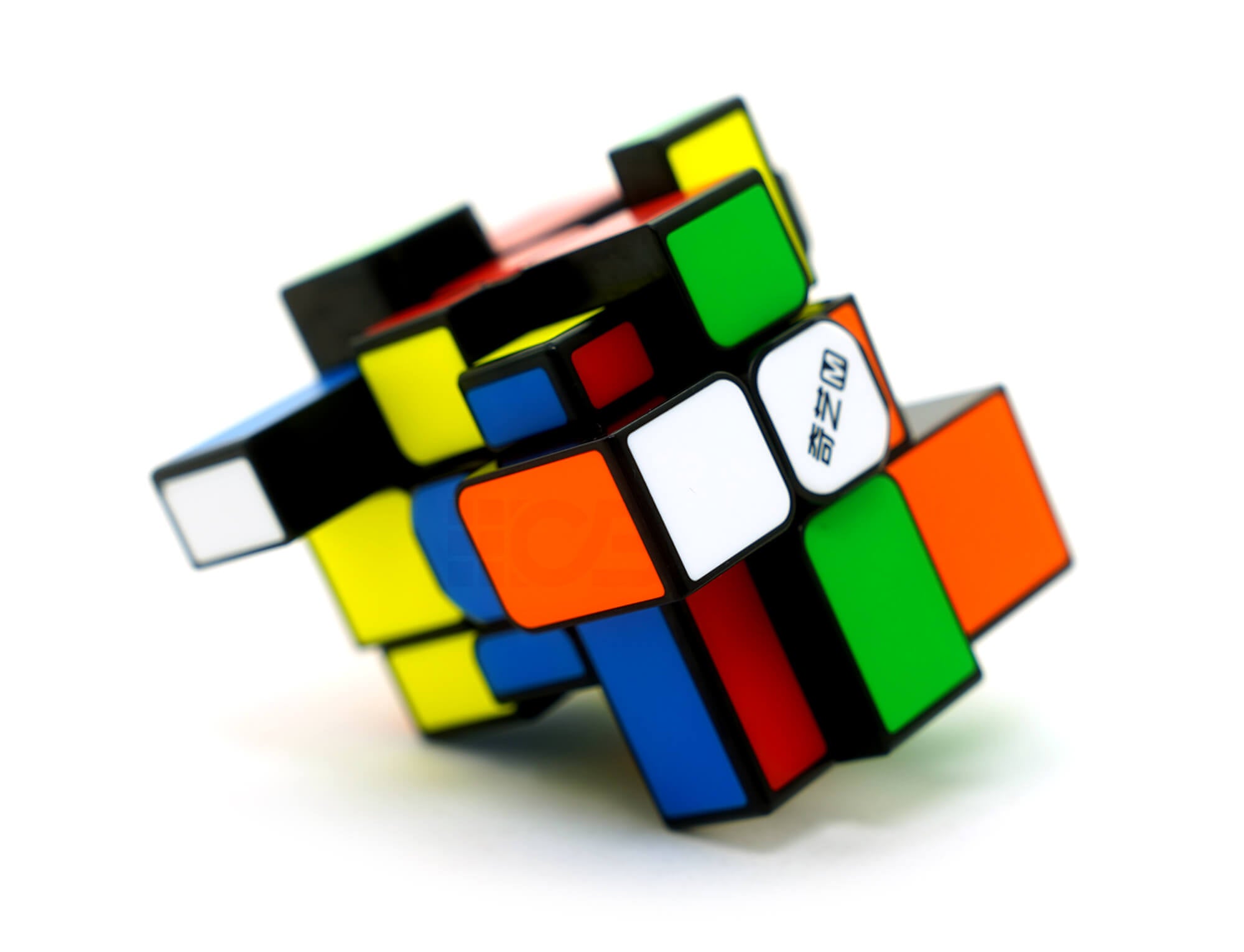 Mirror Blocks QiYi colorido mostrando as peças de tamanhos diferentes em destaque