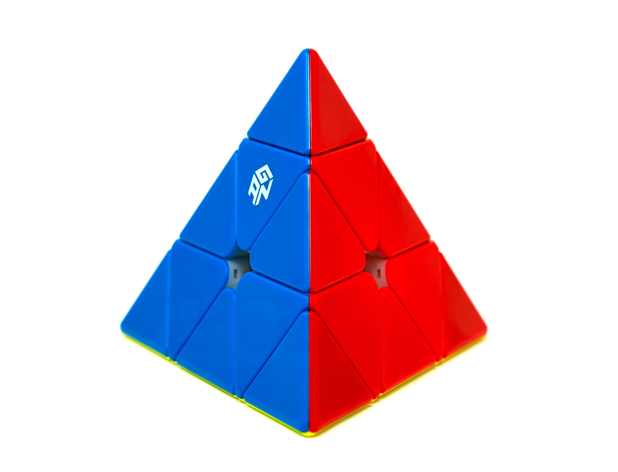 Pyraminx GAN Standard posicionado ao lado da embalagem oficial GAN