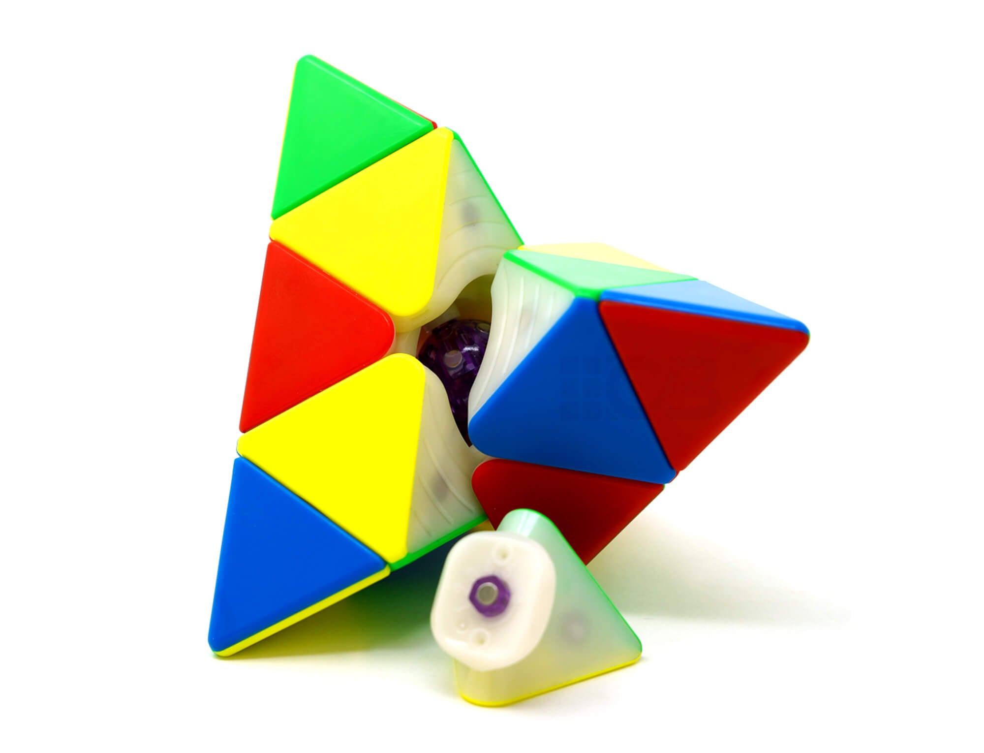 Vista lateral do Pyraminx DaYan V3M destacando a estrutura triangular e acabamento stickerless