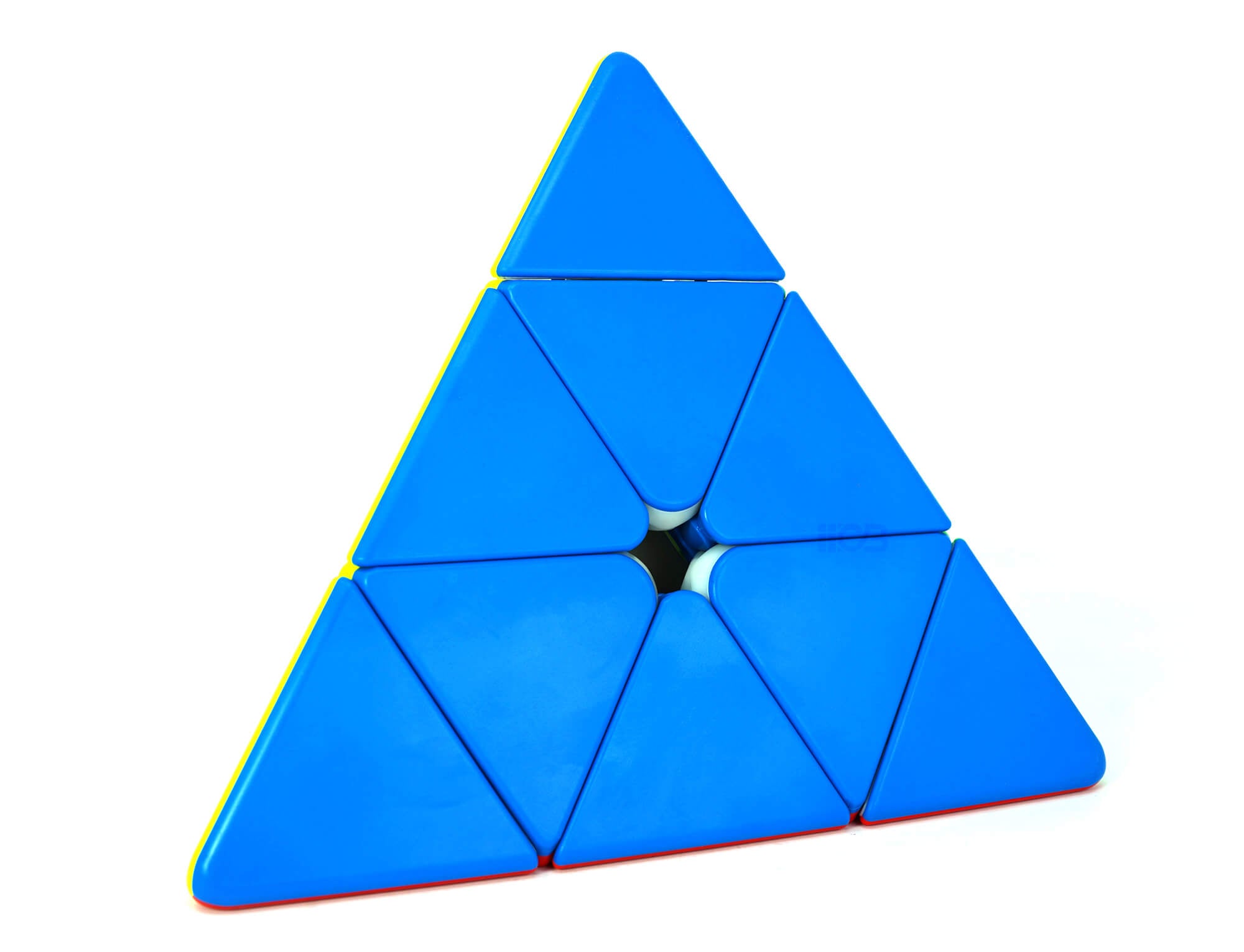 Pyraminx Qiming Plus Max QiYi stickerless — vista frontal mostrando as quatro faces coloridas