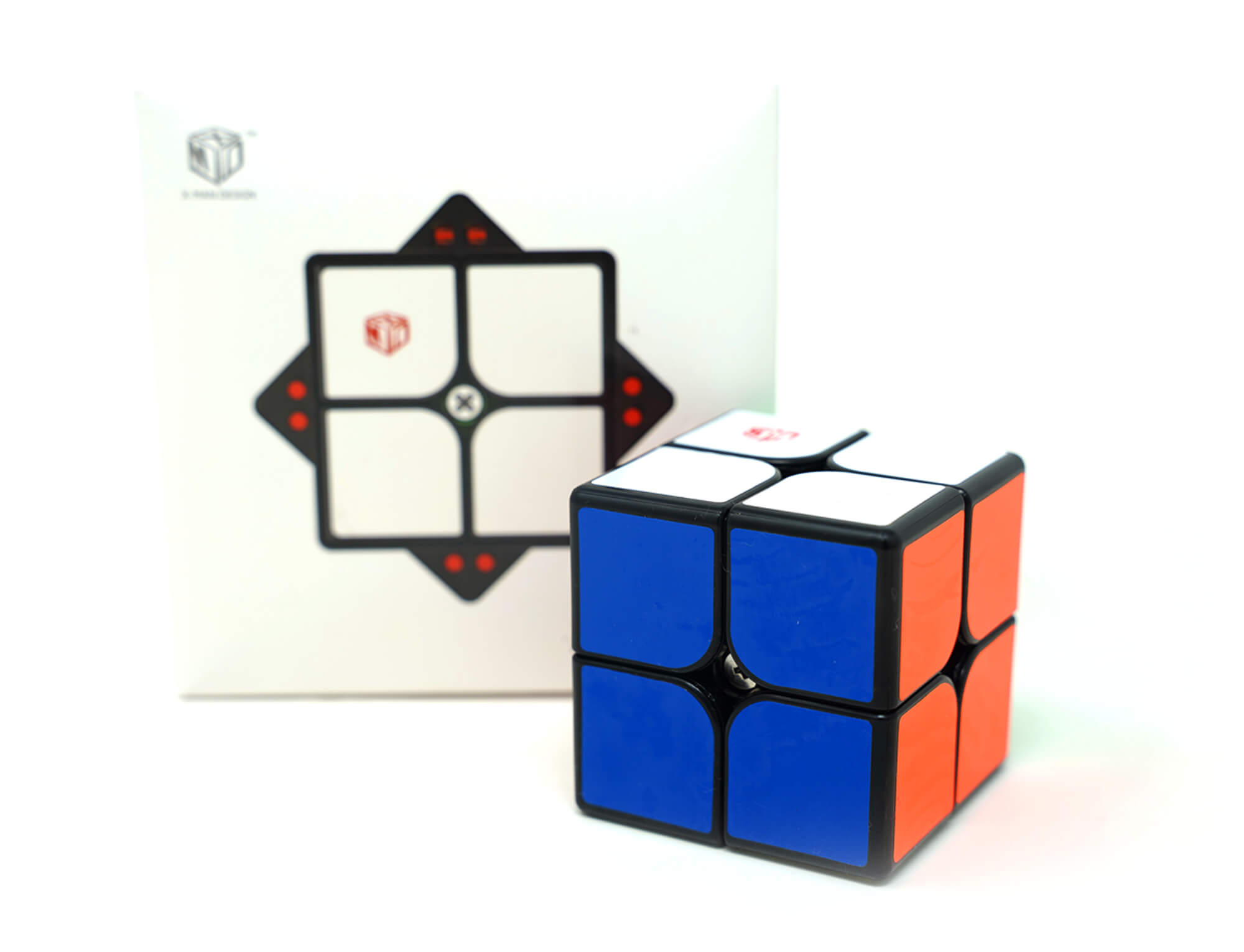 QiYi X-Man Flare 2x2 em ângulo de três quartos, destacando a estrutura do cubo