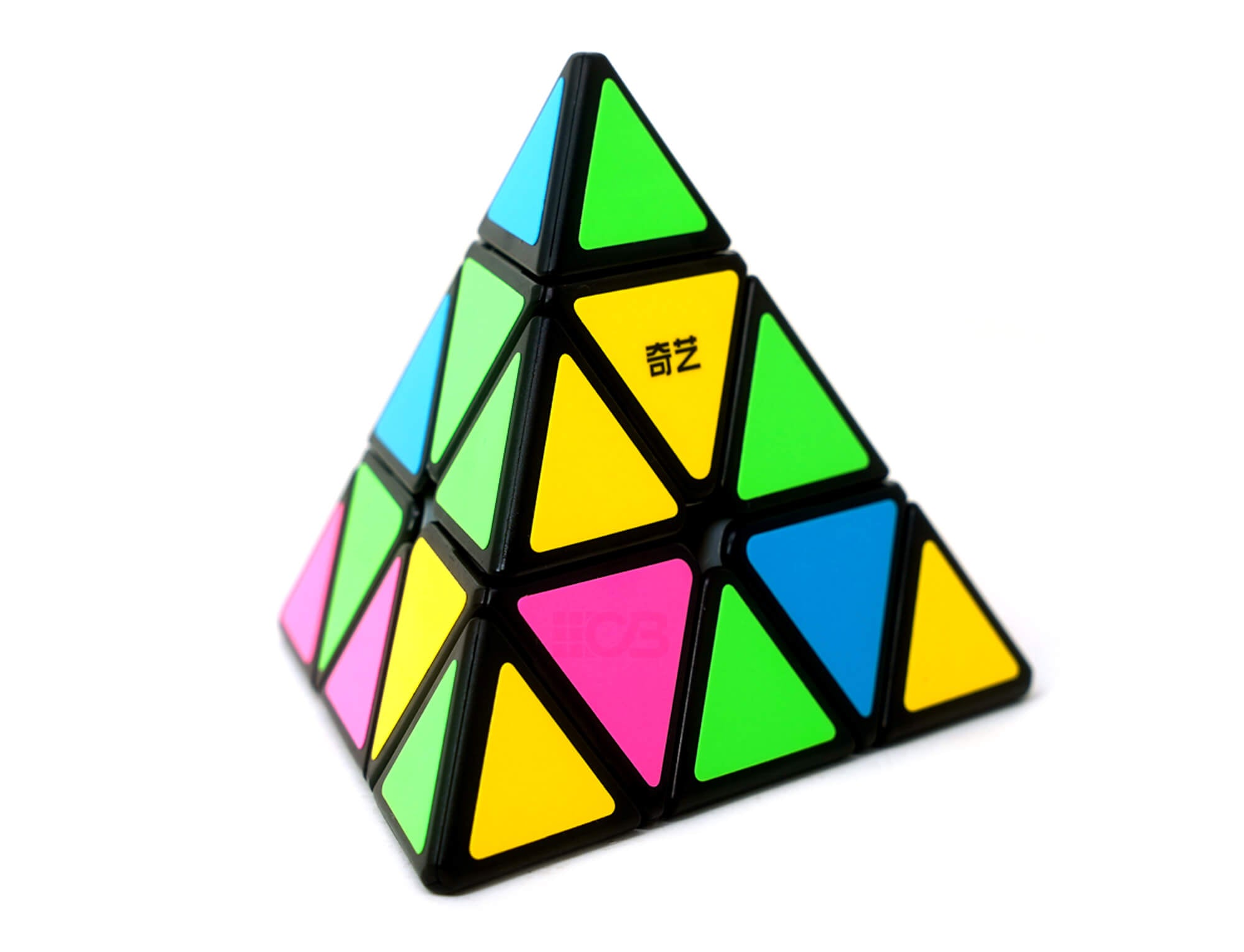 Pyraminx Fluorescente QiYi — ângulo lateral destacando o formato triangular e acabamento colorido
