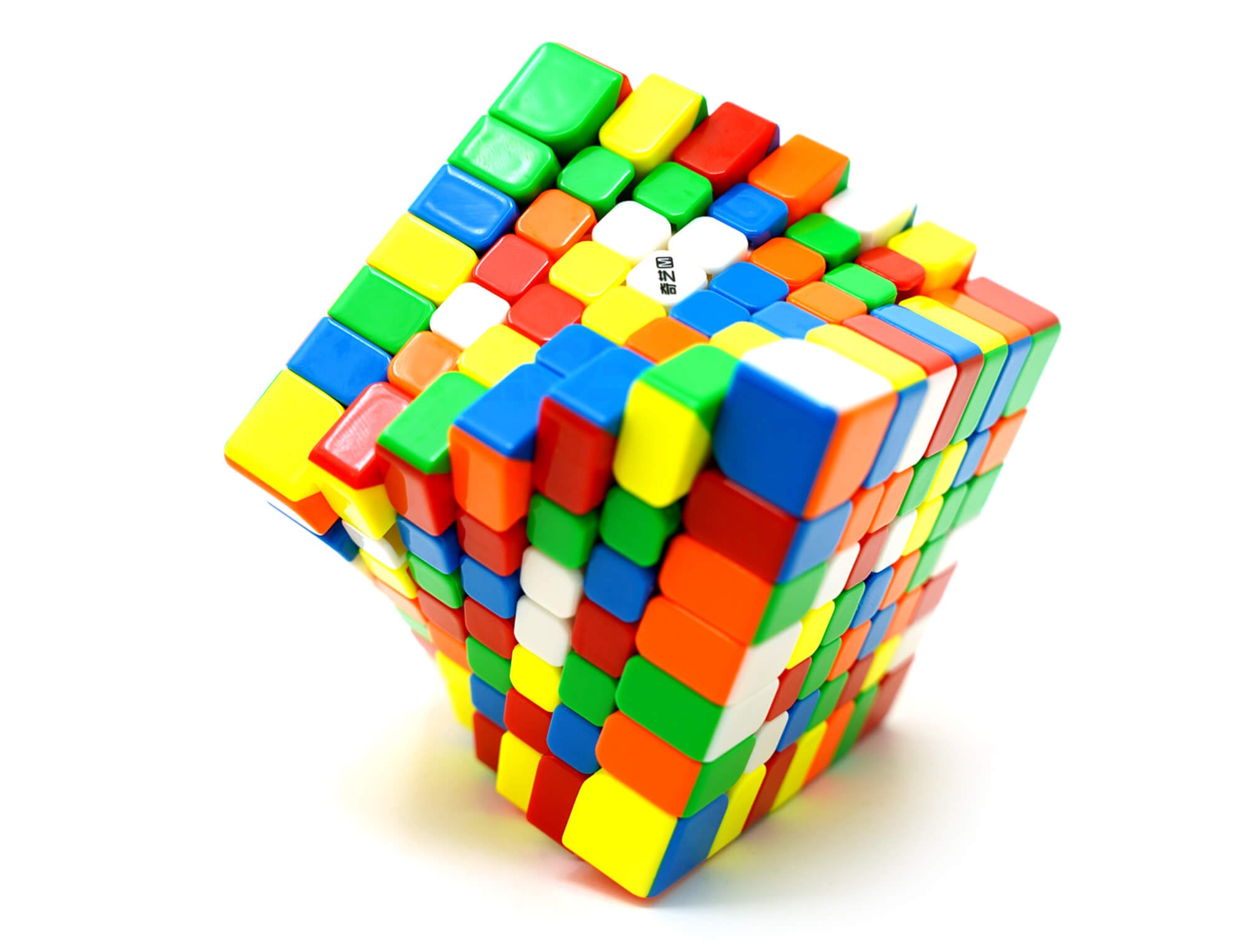Cubo Mágico 7x7 QiYi Warrior — ângulo superior destacando o tratamento UV nas peças