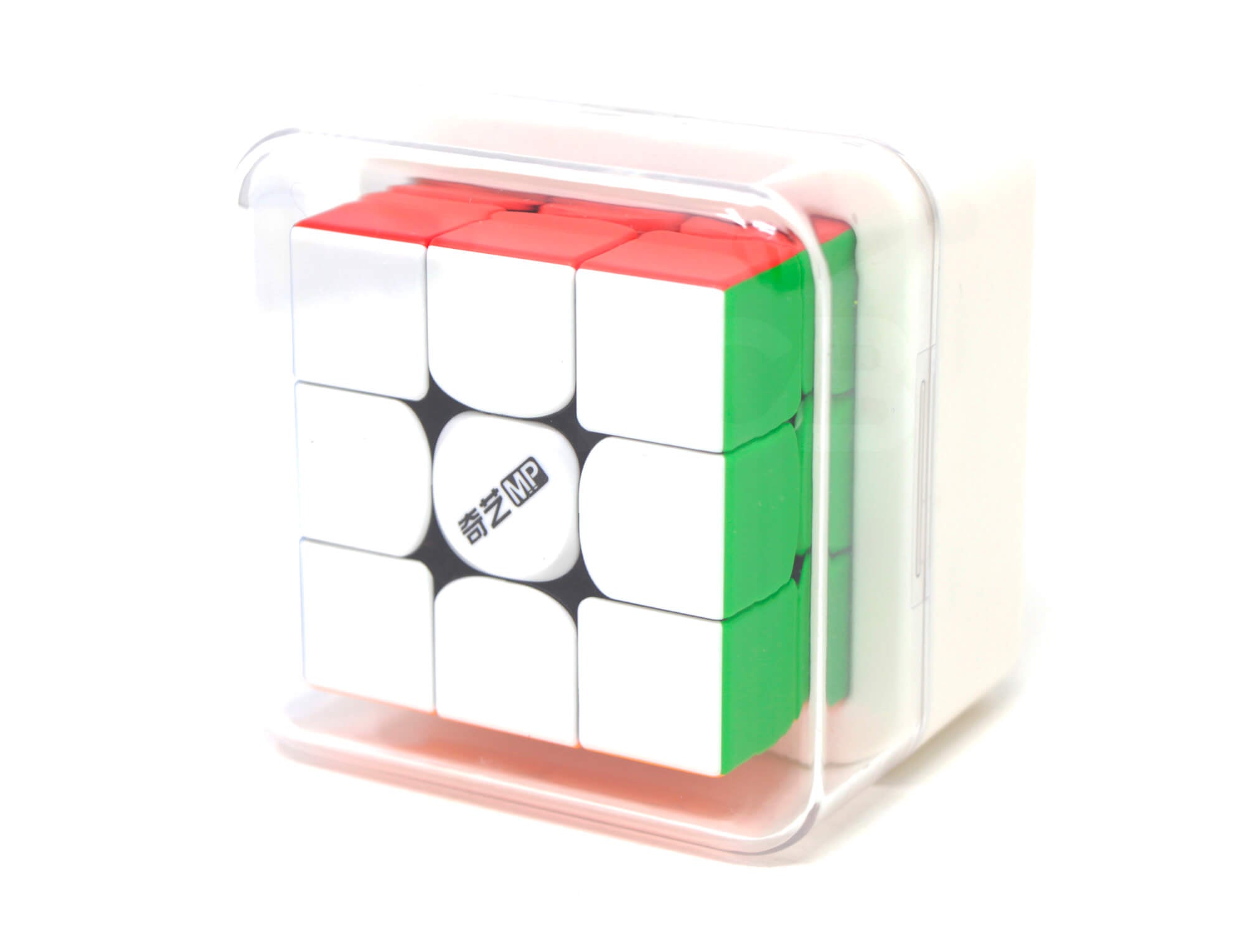 Cubo Mágico QiYi MP 3x3 embaralhado sobre superfície branca