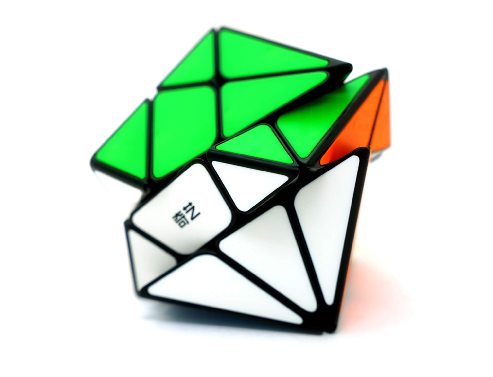 Vista lateral do Axis Cube Tiled destacando o acabamento âmbar cristalizado das peças
