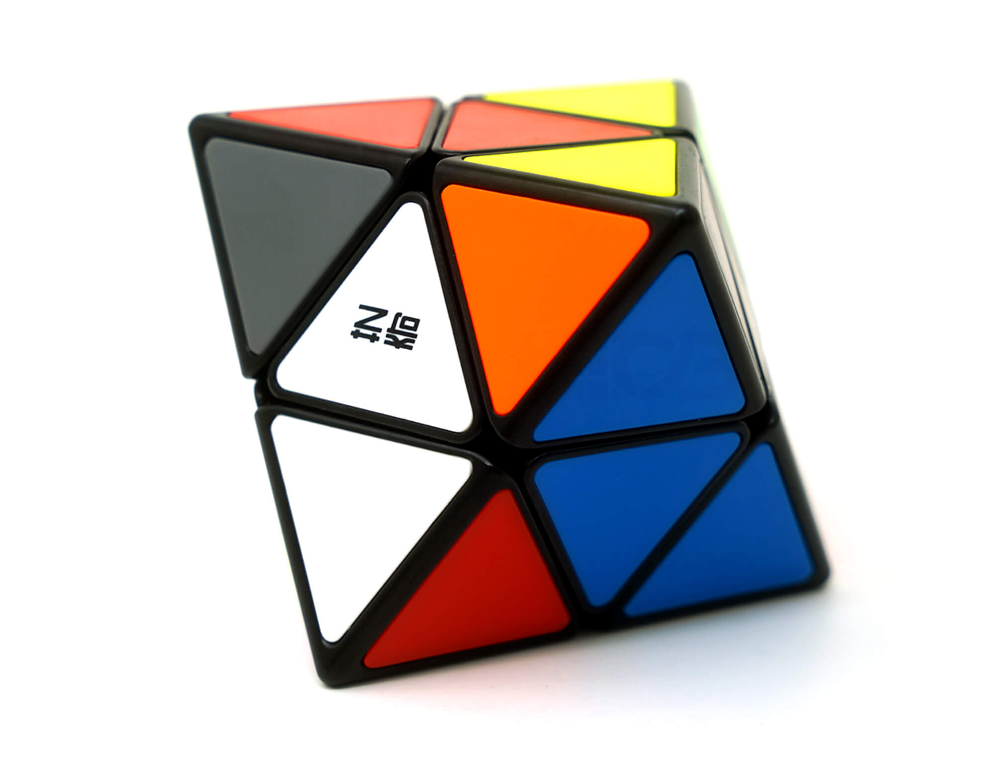 Skewb Diamond FTO QiYi — vista superior destacando a simetria das faces stickerless