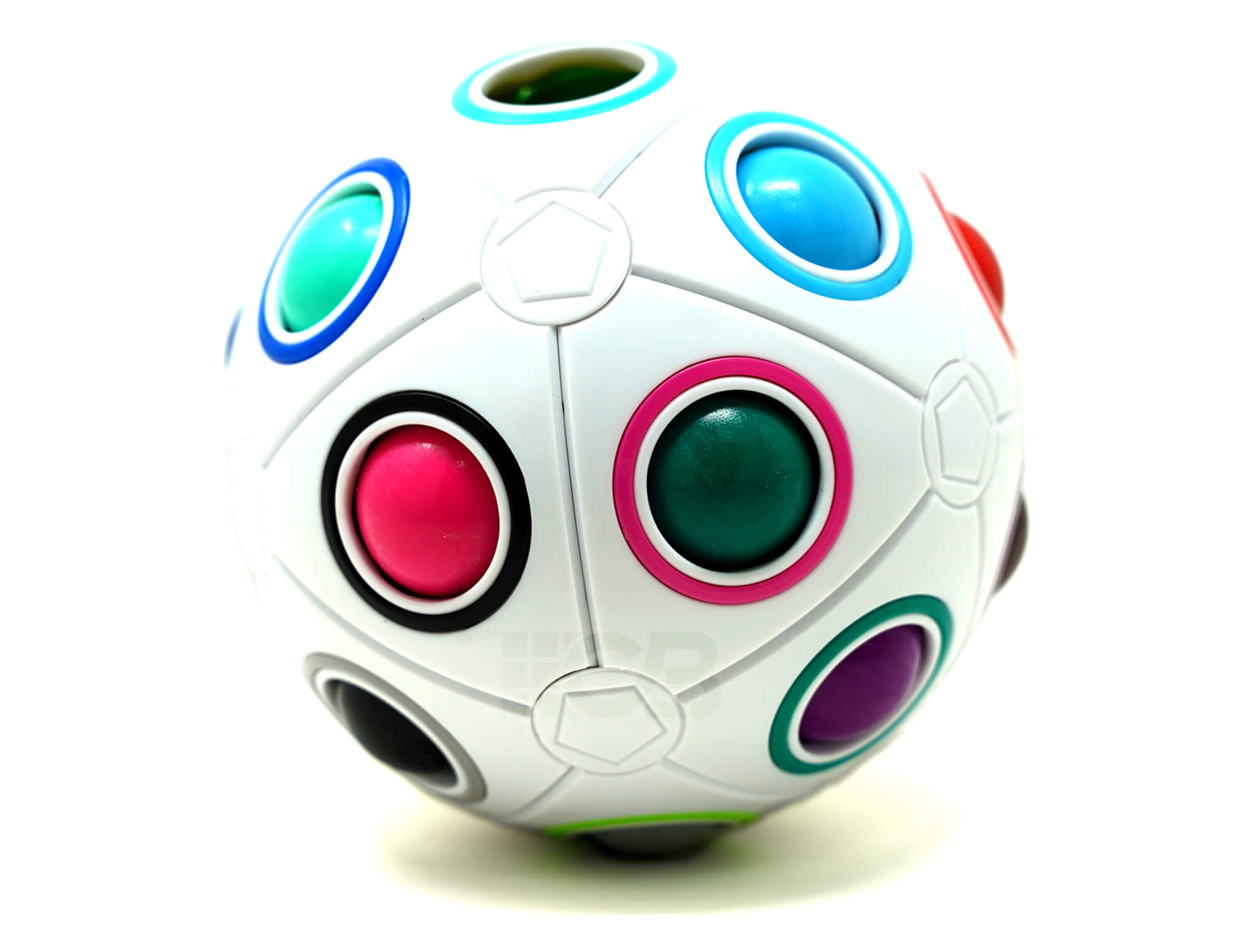 Rainbow Ball Fanxin em mãos mostrando a distribuição das esferas pelos buracos