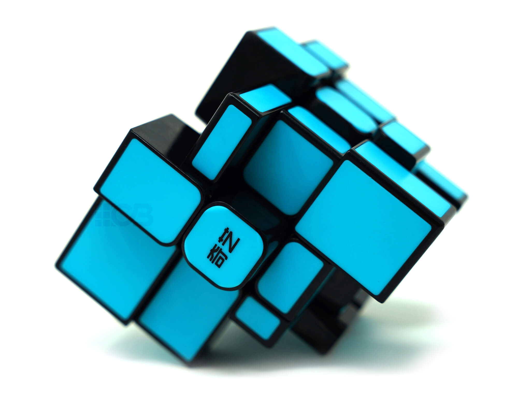 Mirror Blocks 3x3 azul QiYi visto de lado com o cubo fora de forma