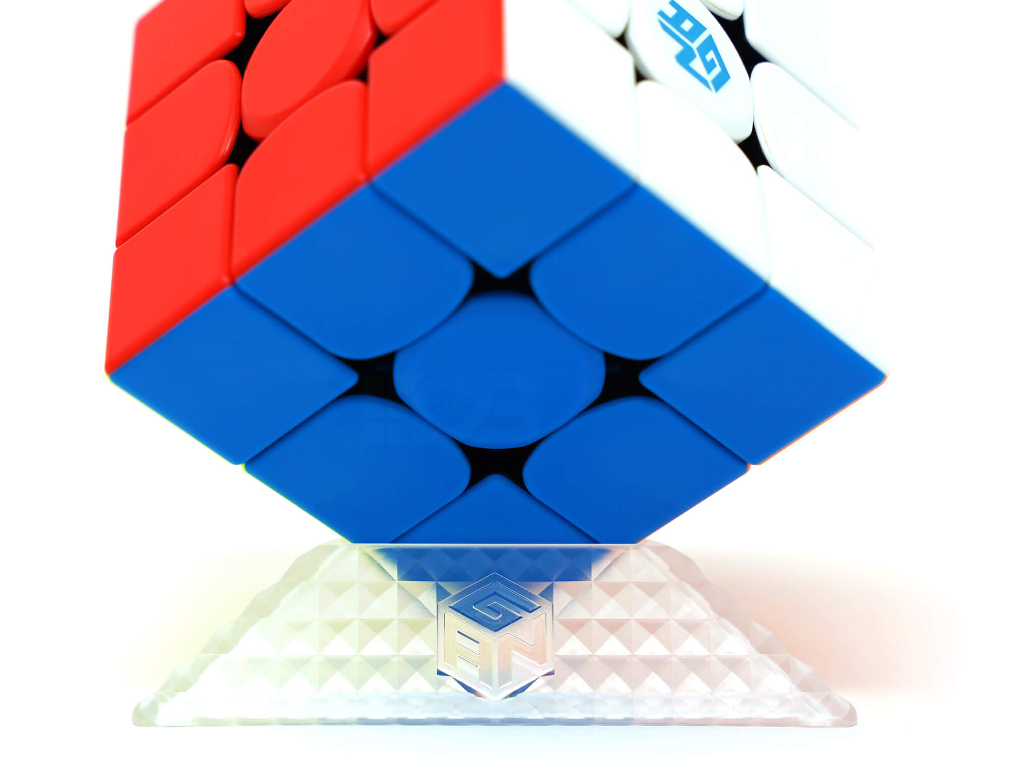 Detalhe do logo GAN nas faces da base expositora transparente
