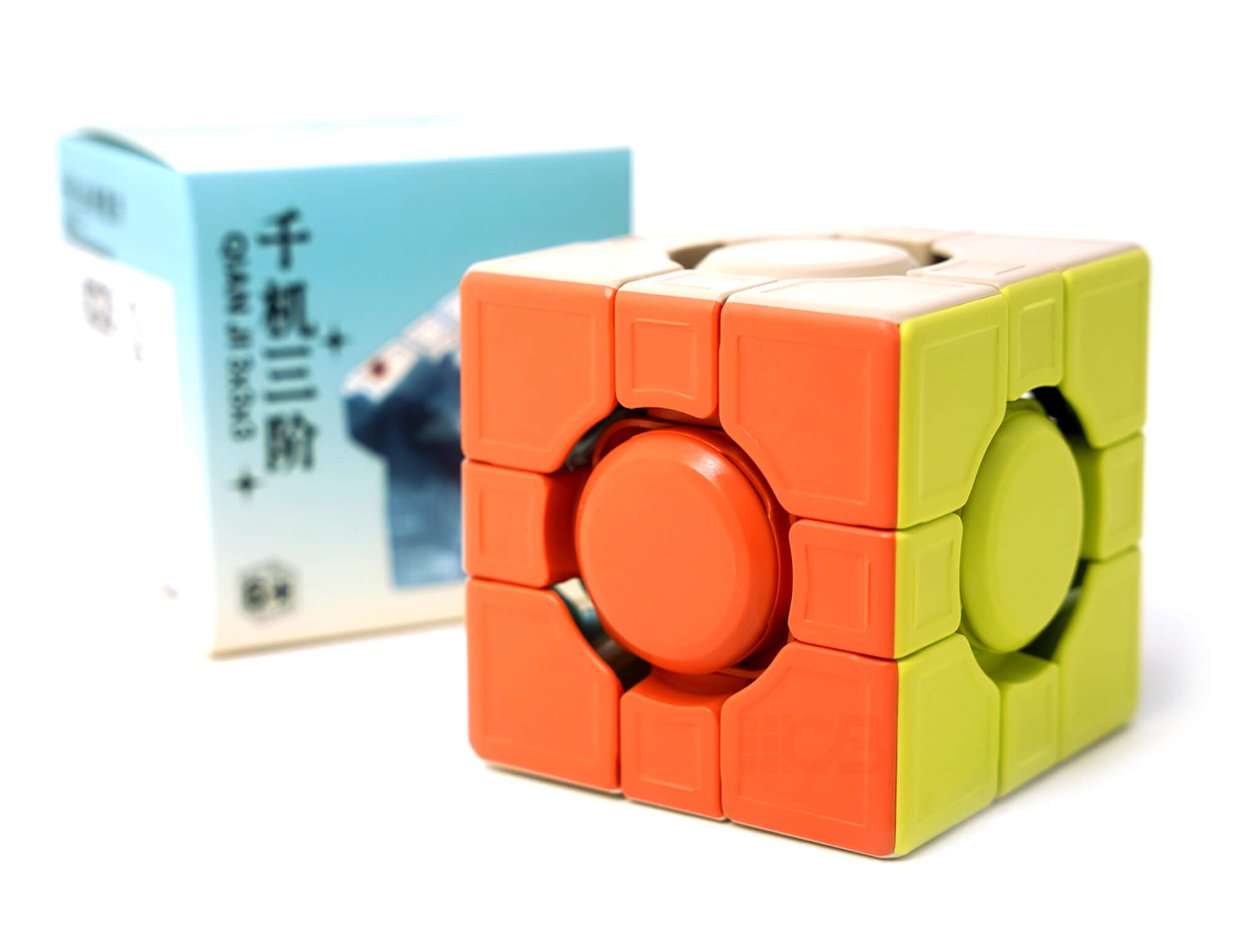 Cubo Mágico YJ QianJi 3x3 stickerless — ângulo lateral evidenciando as arestas menores e o perfil diferenciado