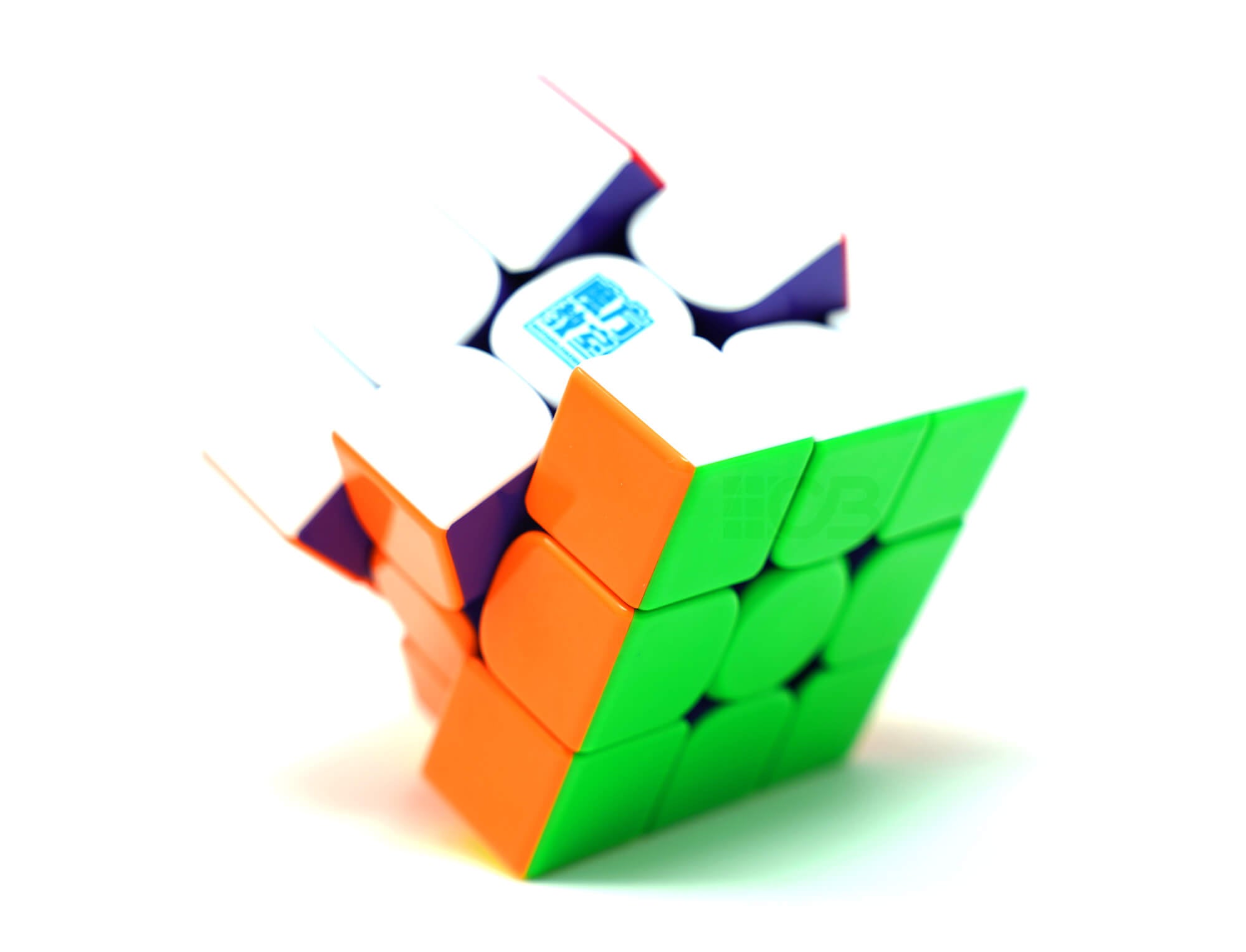 Cubo MoYu Super RS3M V2 MagLev parcialmente embaralhado sobre superfície neutra