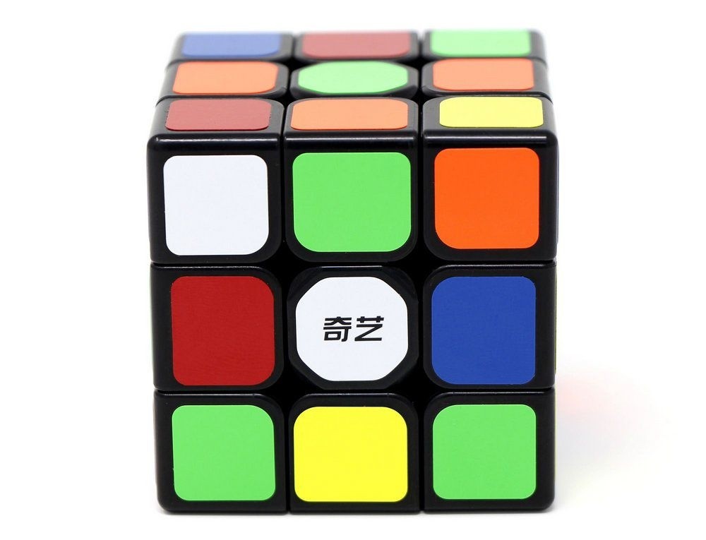 Vista frontal dos cubos 2x2 e 3x3 QiYi stickerless com peças coloridas em destaque