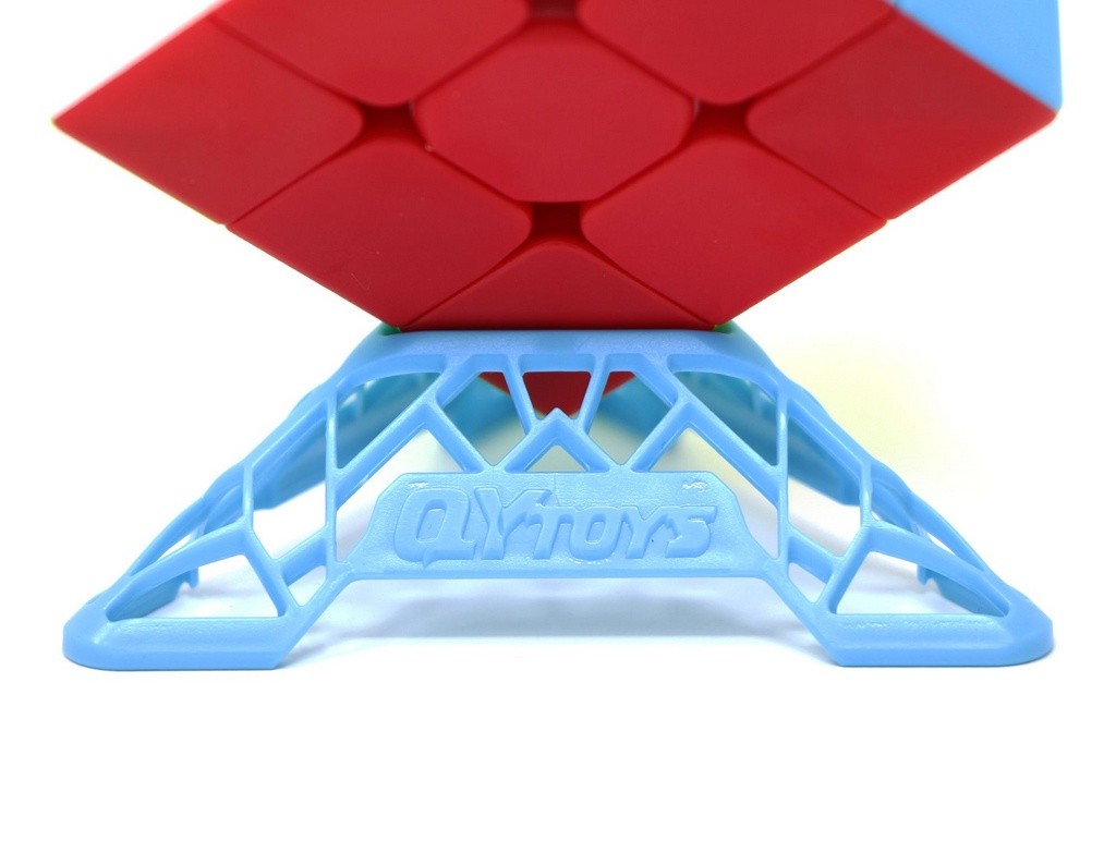 Detalhe do suporte DNA QiYi azul com design de dupla hélice, sem cubo