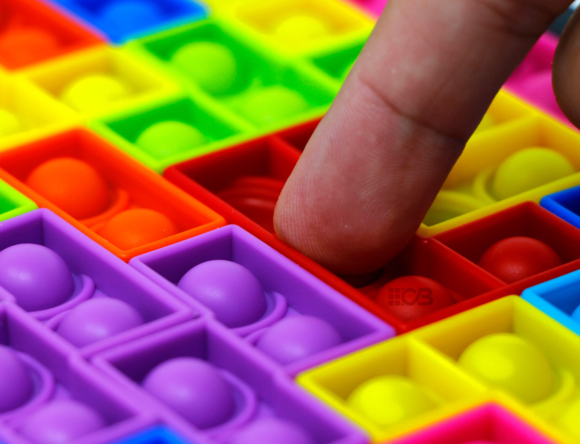Detalhe das peças de silicone Pop It do jogo Blocks Tetris mostrando as bolinhas para apertar
