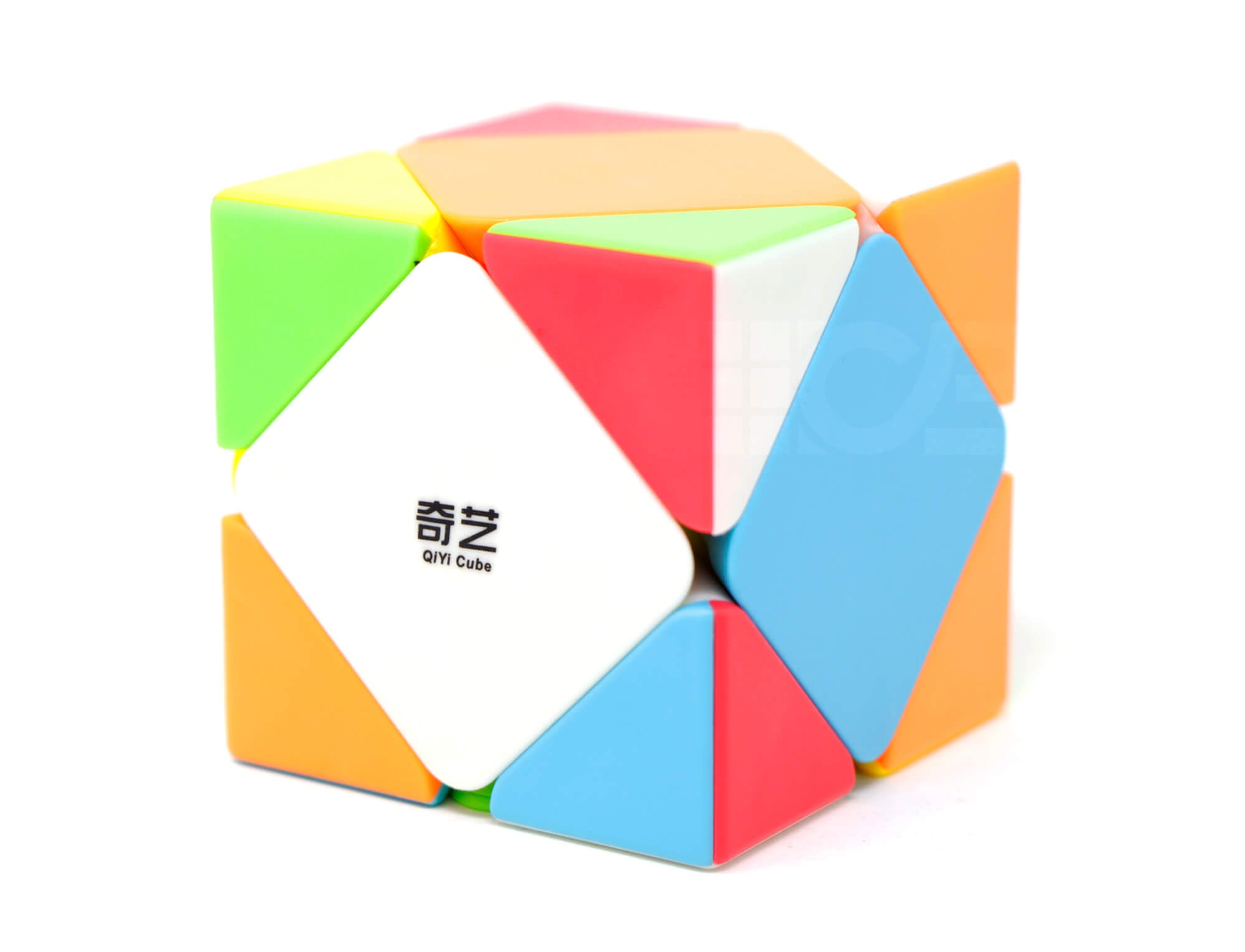 Skewb QiYi QiCheng Stickerless em vista frontal com as seis cores do plástico visíveis