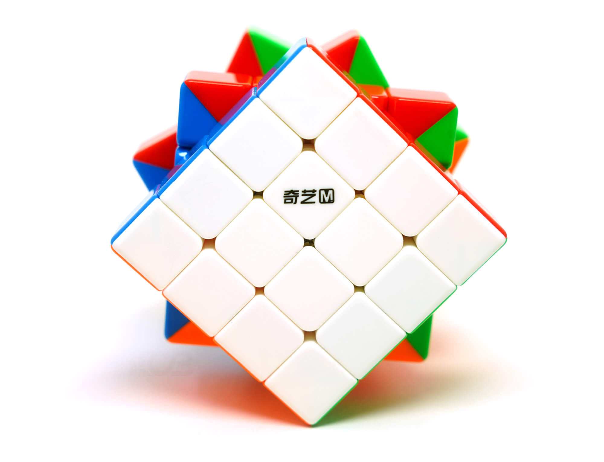 Cubo Mágico 4x4 QiYi Warrior Magnético UV Stickerless — vista frontal com faces coloridas