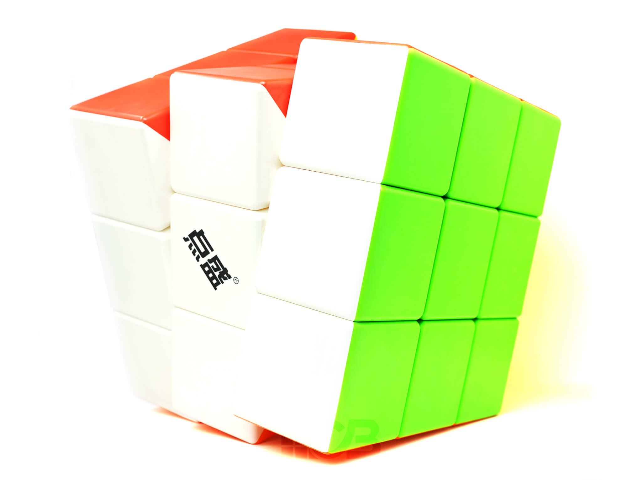 Cubo Mágico 3x3 Ultra Gigante QiYi em perspectiva lateral destacando o tamanho do cubo