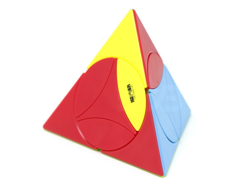Pyraminx Coin QiYi com as camadas giradas, evidenciando o mecanismo de centros independentes