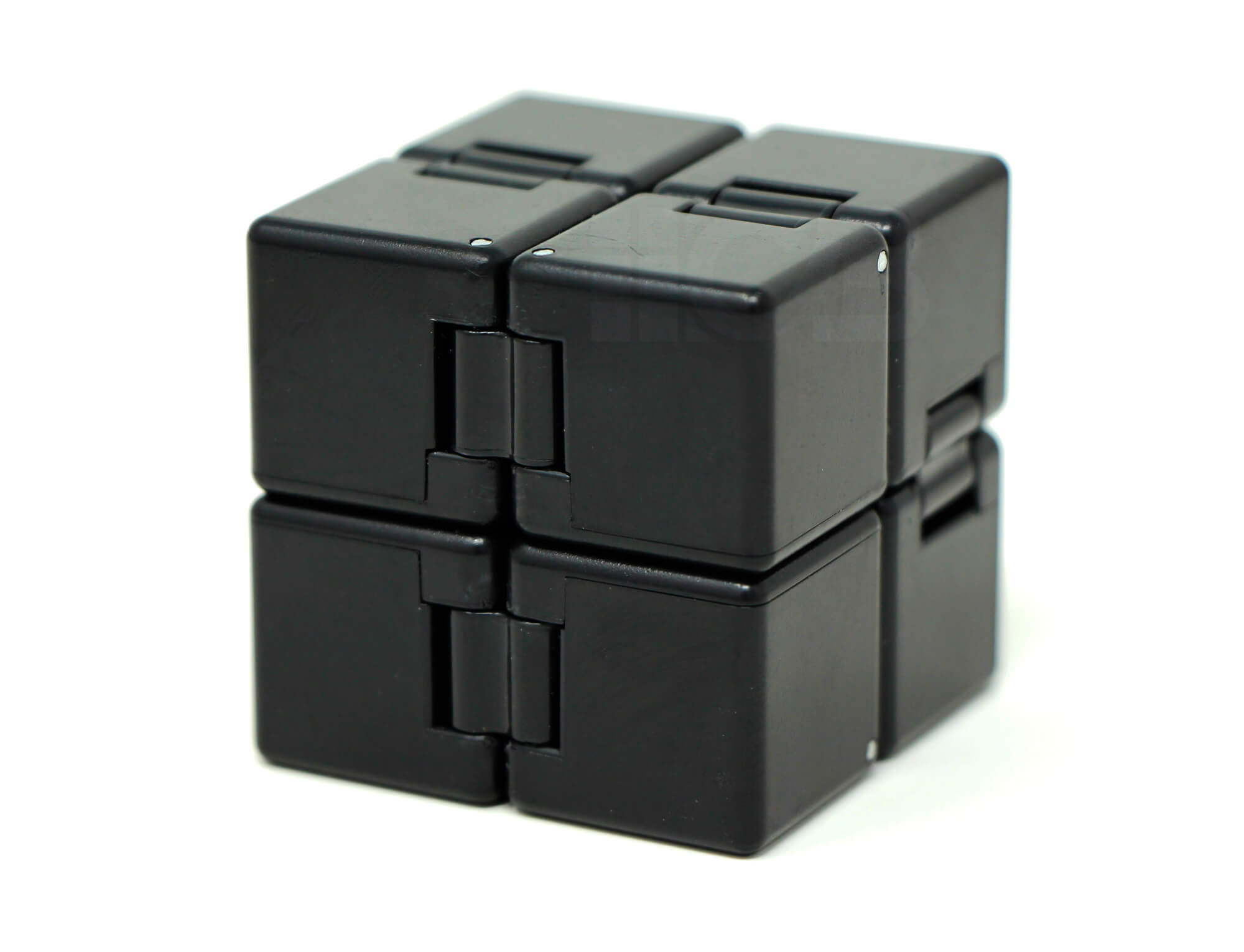 Cubo Infinito SengSo preto na mão, mostrando os blocos articulados abertos