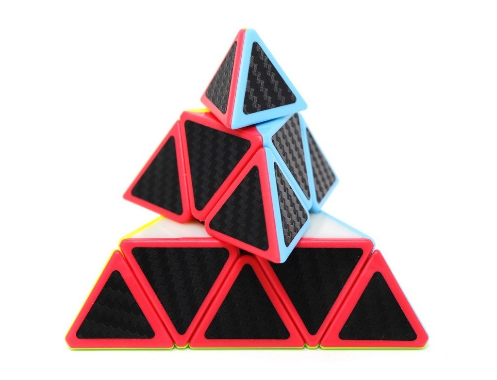 Detalhe do acabamento carbon do Pyraminx QiYi Qiming com bordas stickerless coloridas