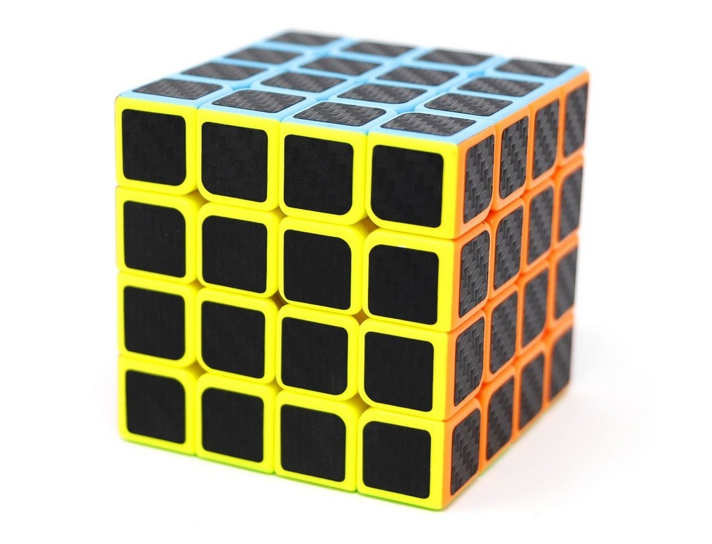 QiYuan Carbon 4x4 QiYi — detalhe dos centros com textura de fibra de carbono e bordas coloridas no plástico