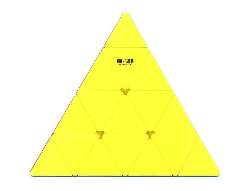 Pyraminx 4x4 QiYi stickerless em ângulo lateral destacando as camadas da pirâmide