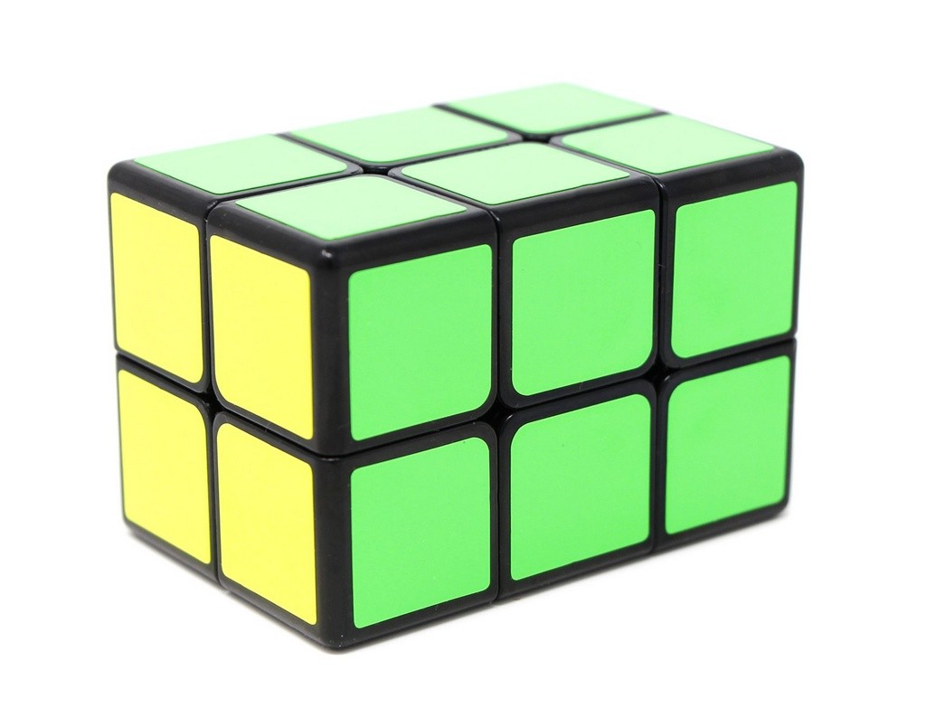 Cuboide 2x2x3 QiYi com camadas girando, evidenciando o movimento assimétrico