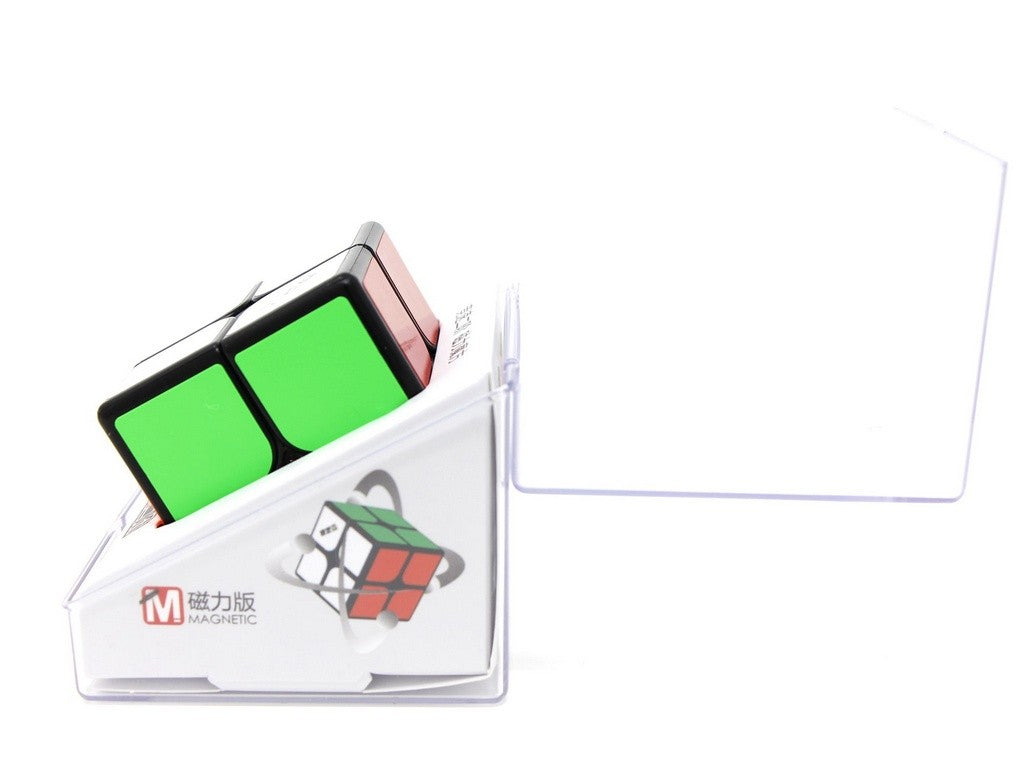 Cubo Mágico 2x2 MS QiYi desmontado ou em ângulo lateral evidenciando o mecanismo interno