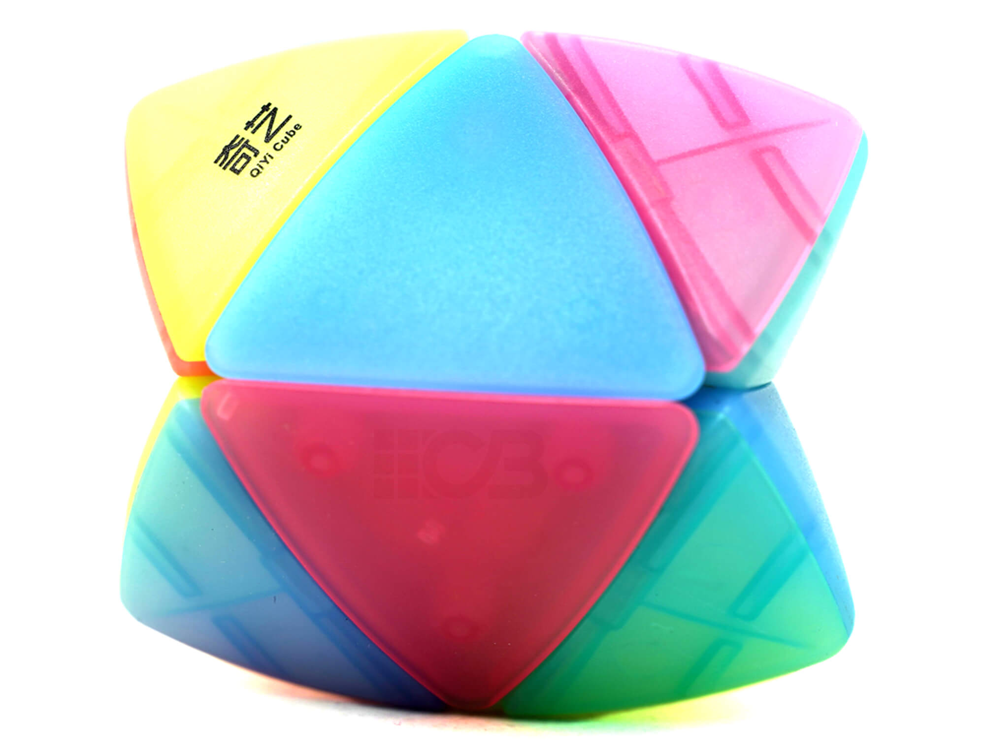 Mastermorphix 2x2 Jelly QiYi misturado, exibindo o formato piramidal e as cores jelly