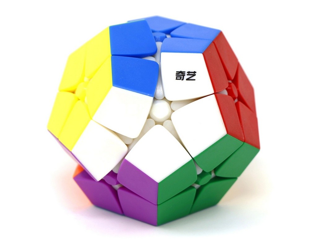 Kilominx QiYi stickerless — ângulo lateral evidenciando as peças de canto coloridas