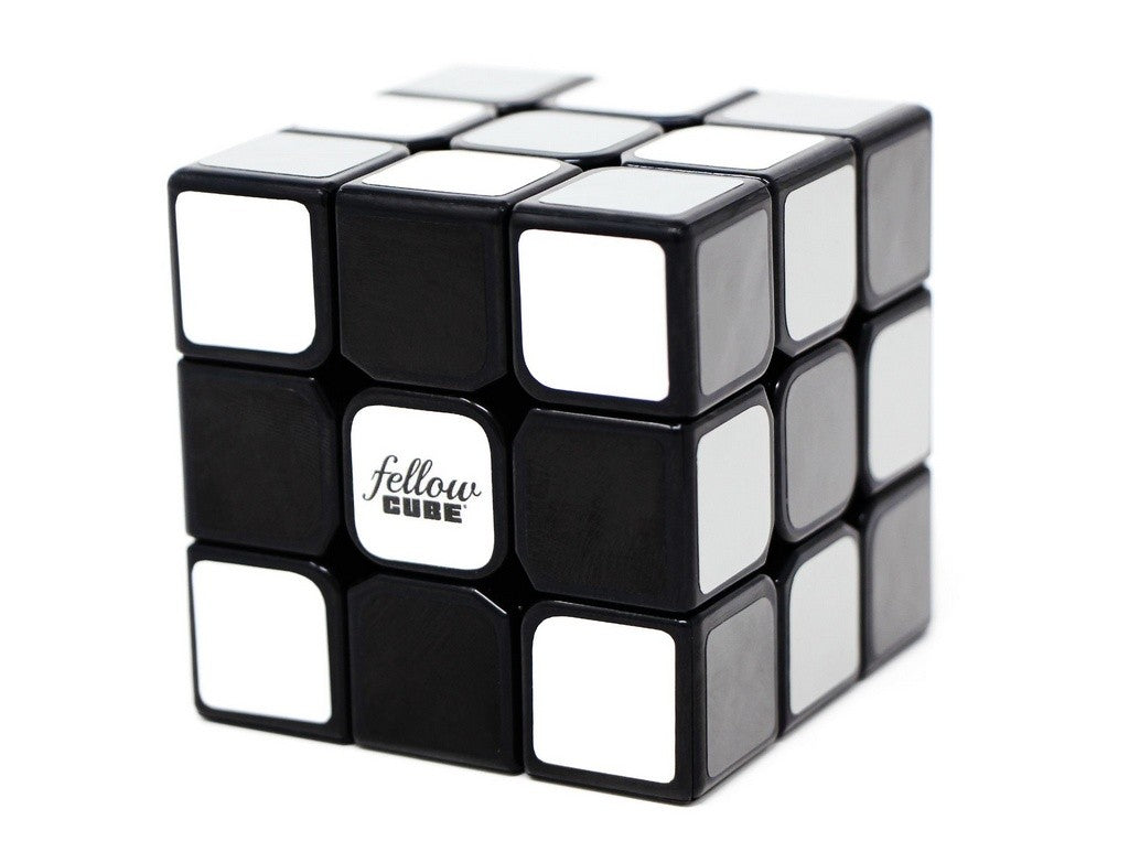 Fellow Cube 3x3 Wandinha preto e branco em perspectiva, destacando as cores monocromáticas do quebra-cabeça