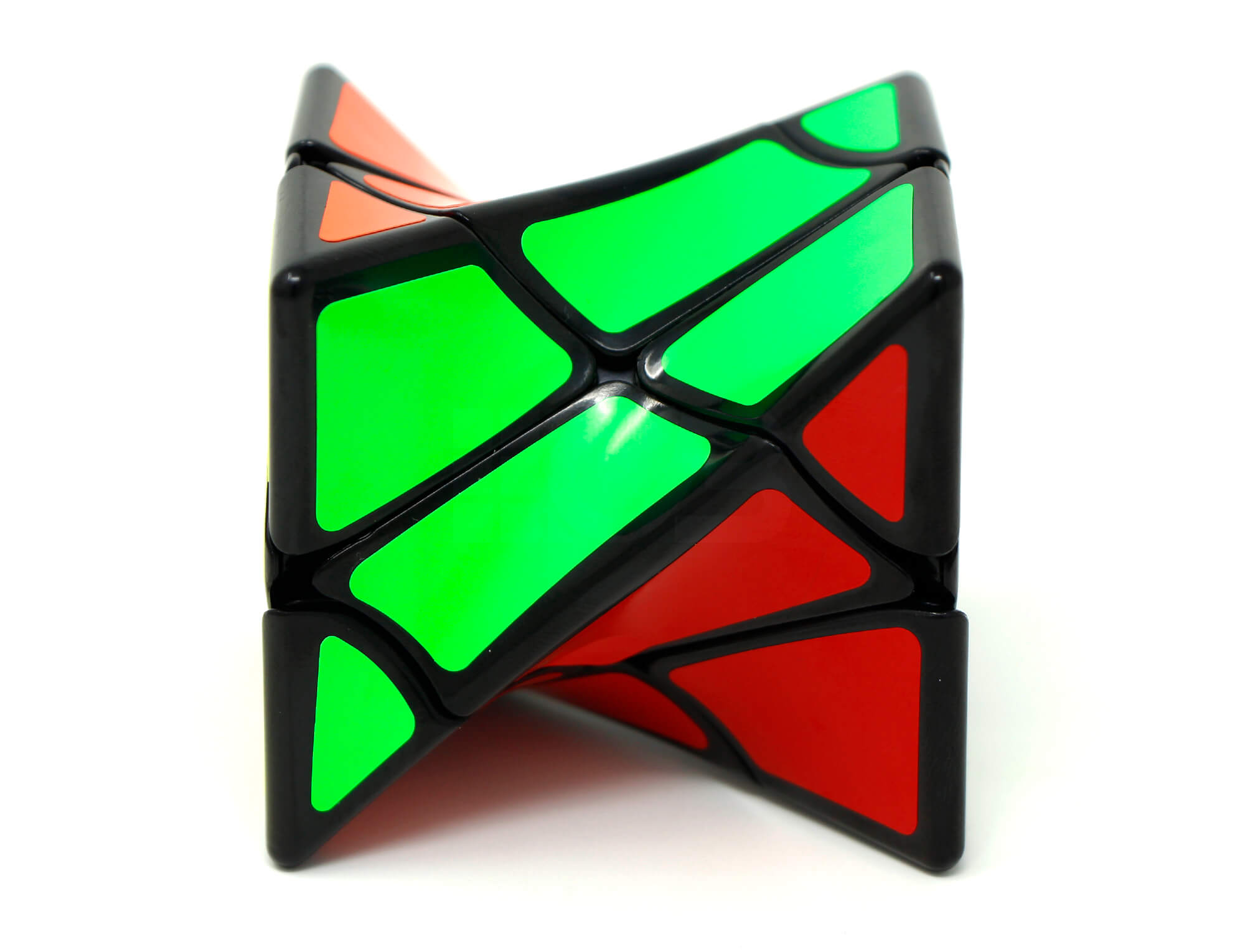 Vista superior do Skewb QiYi destacando a geometria das faces e vértices