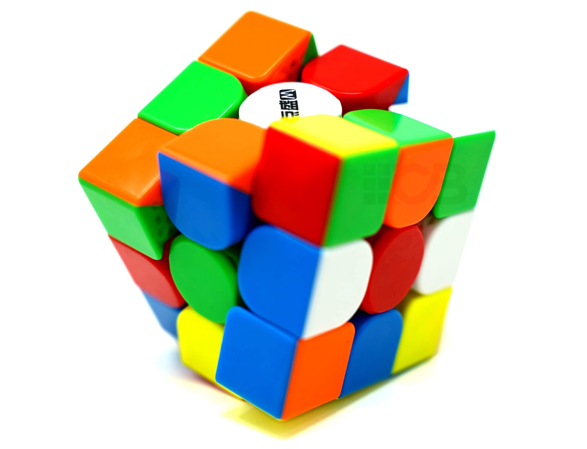 Cubo Mágico Diansheng Solar S3M 2022 em ângulo mostrando três faces coloridas