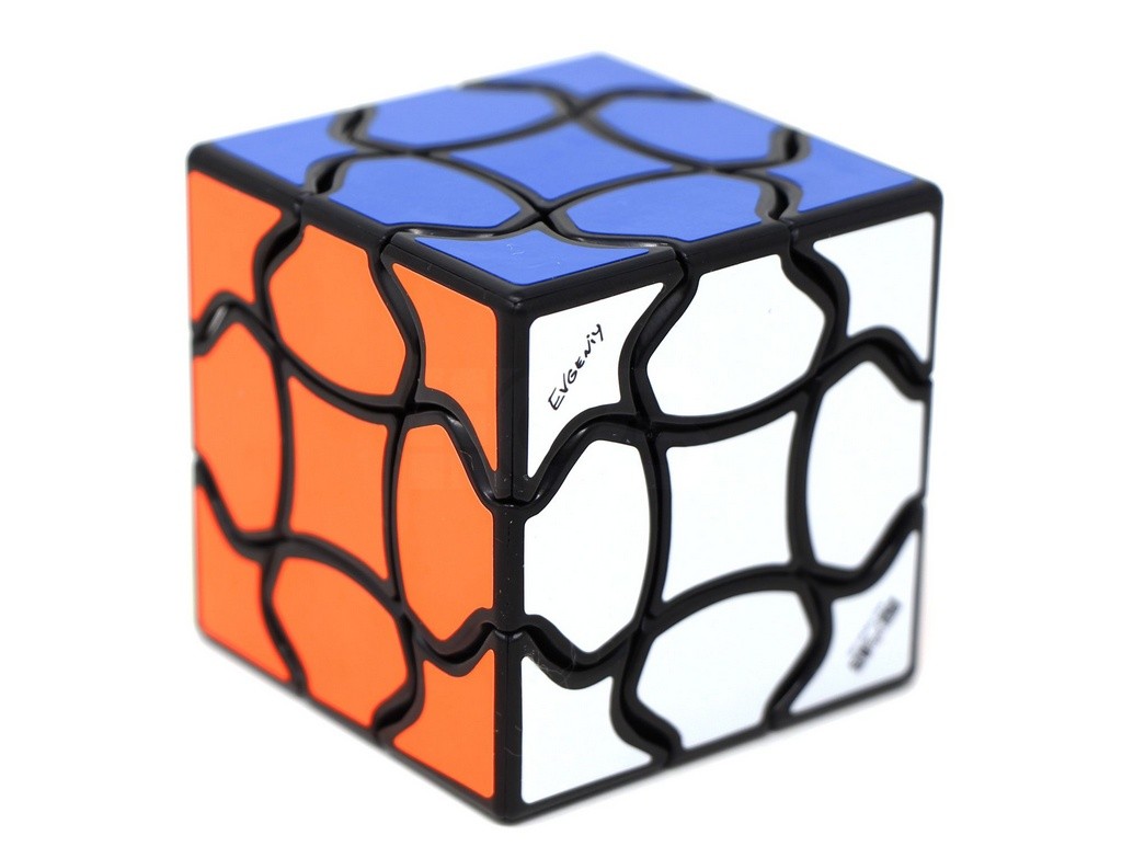 Cubo Mágico 3x3 Fluffy QiYi — ângulo lateral destacando o acabamento stickerless