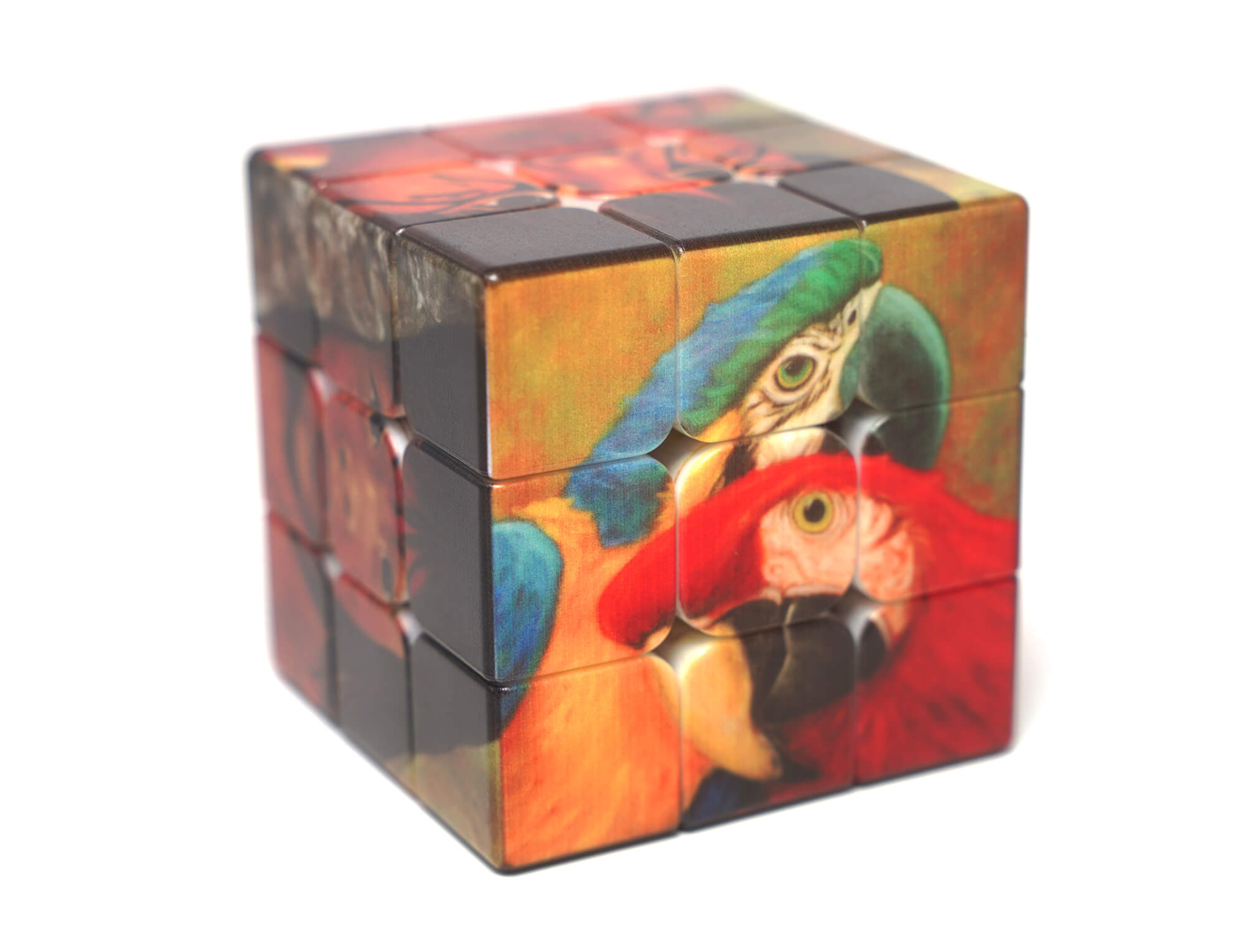 Cubo Mágico 3x3 Amazônia girado em ângulo mostrando três faces com a arte UV