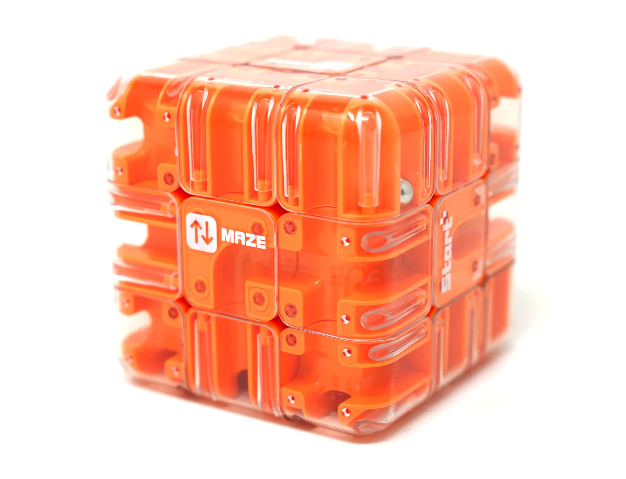 Maze Cube labirinto 3x3 amarelo em mãos demonstrando o manuseio do puzzle