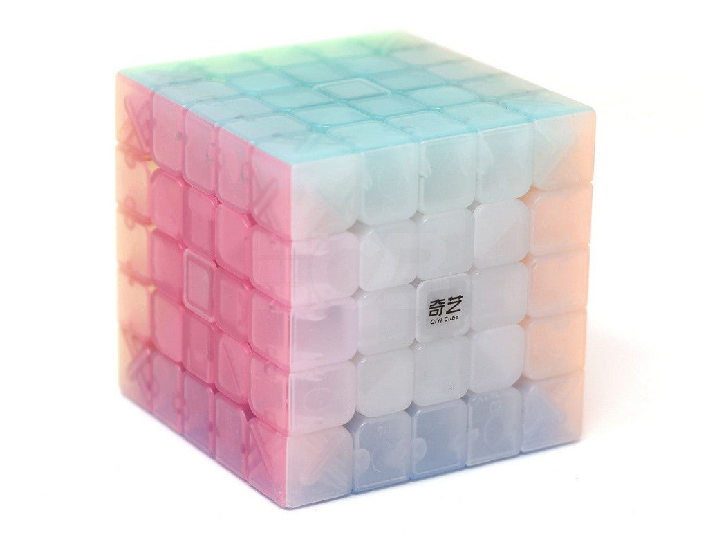 Vista superior do Cubo Mágico 5x5 QiYi Qizheng Jelly exibindo o efeito jelly nas peças