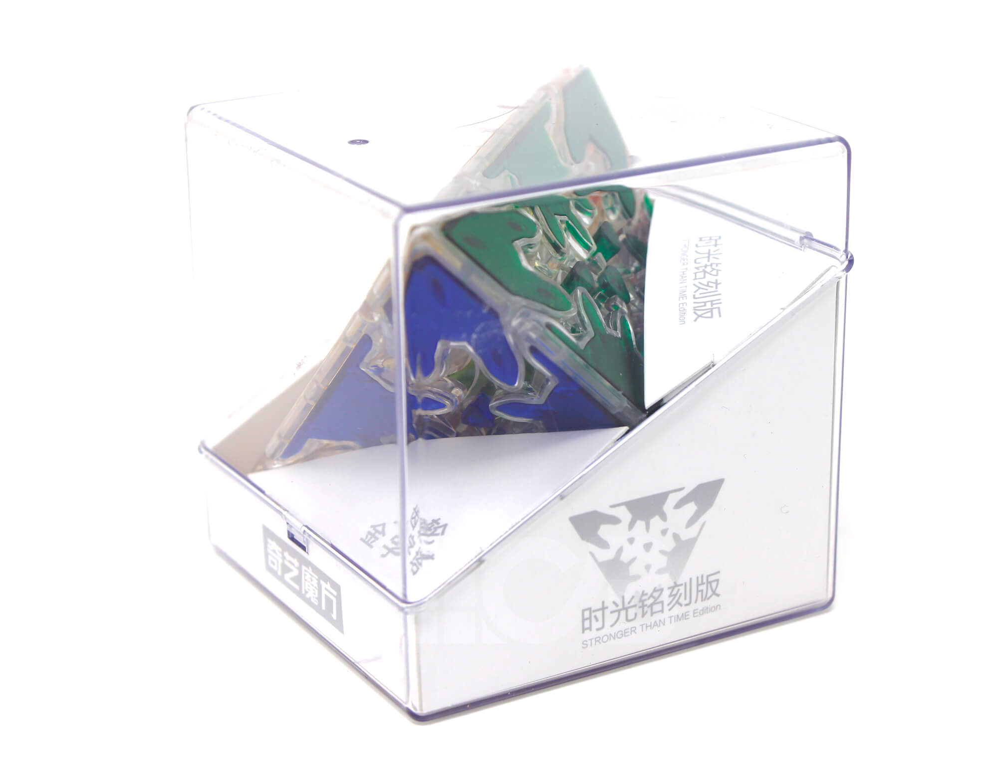 Pyraminx Gear Transparente QiYi — close nas peças coloridas contrastando com o corpo transparente