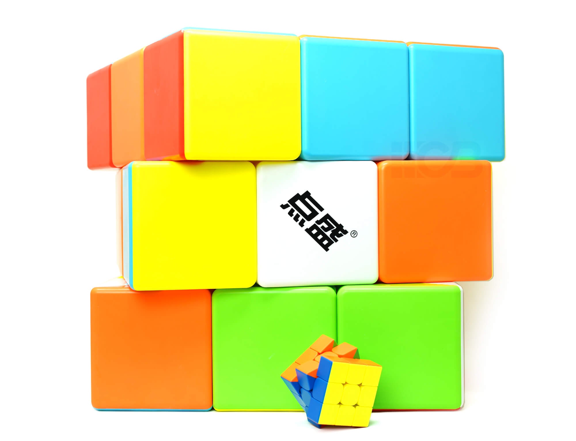 Cubo Mágico 3x3 Ultra Gigante QiYi com mais de 34 cm — vista frontal mostrando as faces coloridas