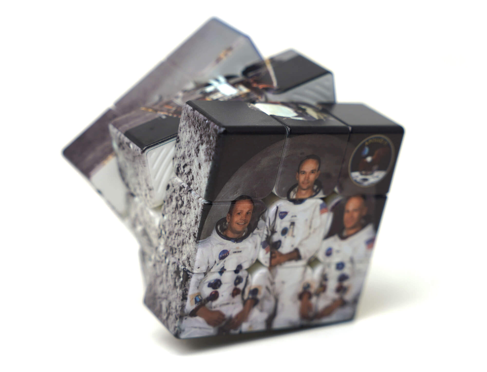 Cubo Mágico Chegada à Lua fechado, mostrando o emblema da missão Apollo 11