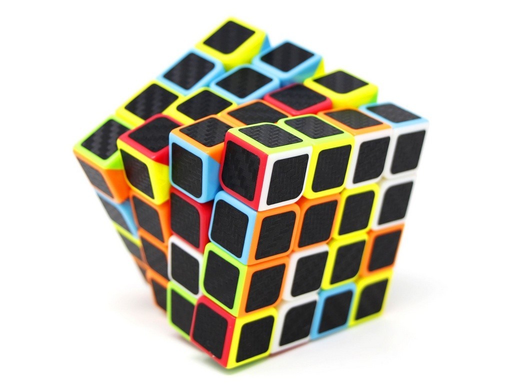 Cubo Mágico 4x4 QiYuan Carbon QiYi — vista frontal mostrando o acabamento stickerless com centros textura fibra de carbono