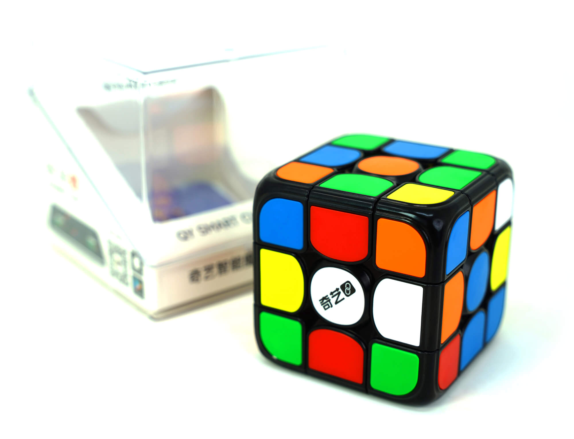 Comparação entre a versão stickerless e a versão Tradicional do Smart Cube QiYi lado a lado