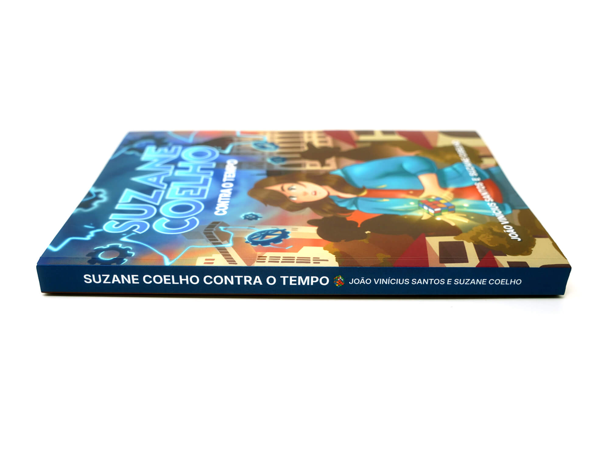 Vista lateral do livro Suzane Coelho Contra o Tempo evidenciando a espessura