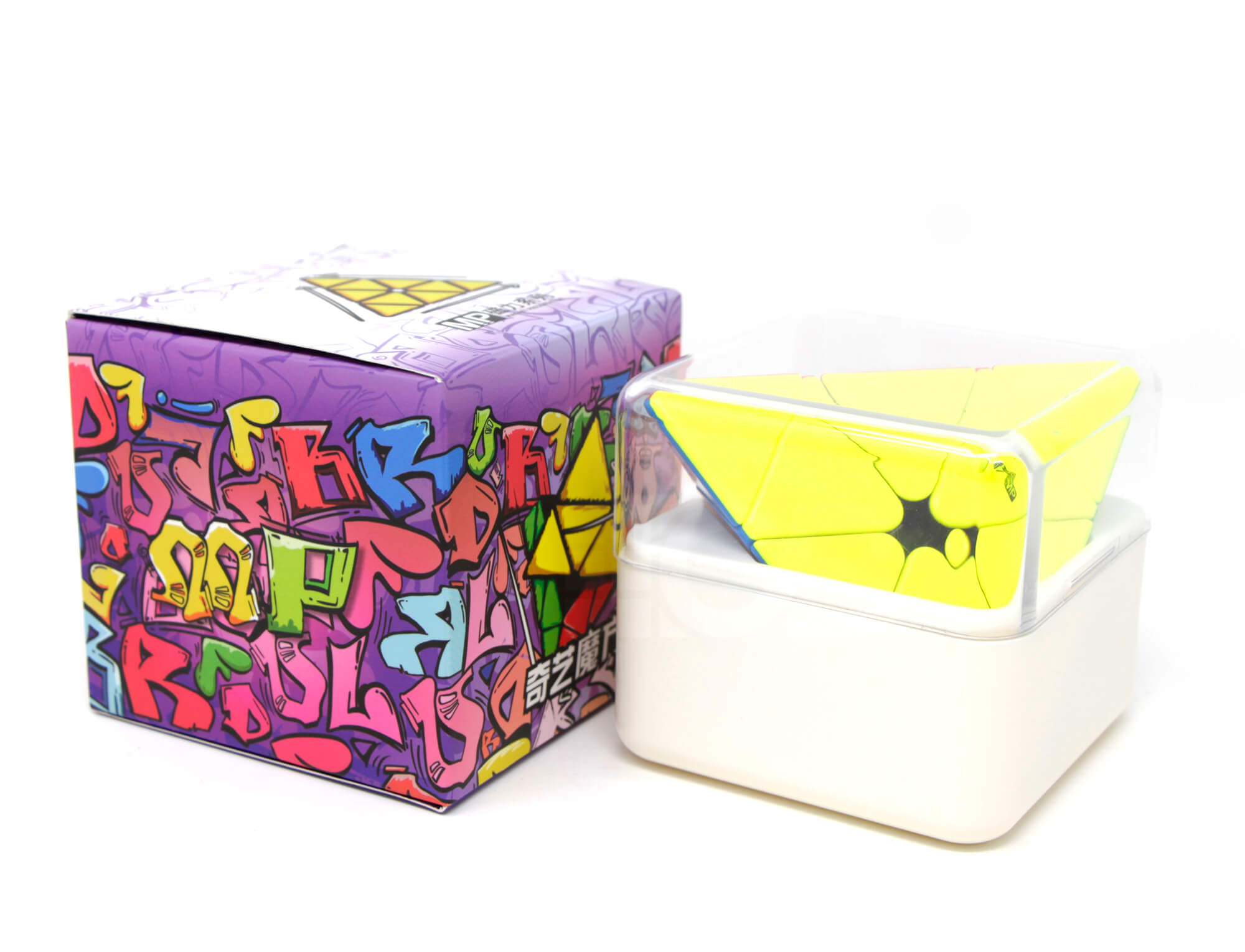 Pyraminx MP QiYi Magnético em ângulo lateral destacando o acabamento stickerless
