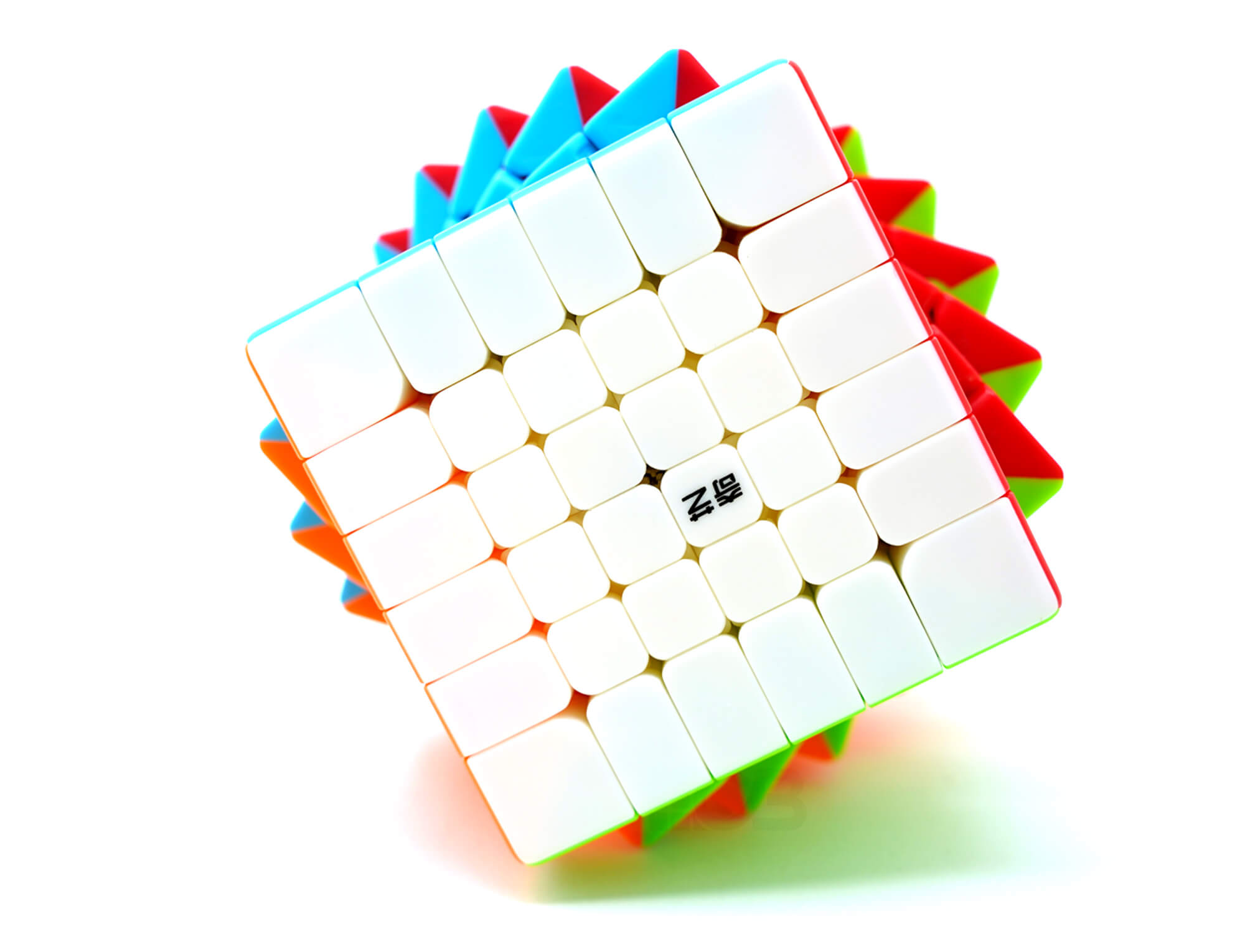 Cubo Mágico 6x6 QiYi Warrior Stickerless — ângulo lateral destacando as camadas e peças coloridas